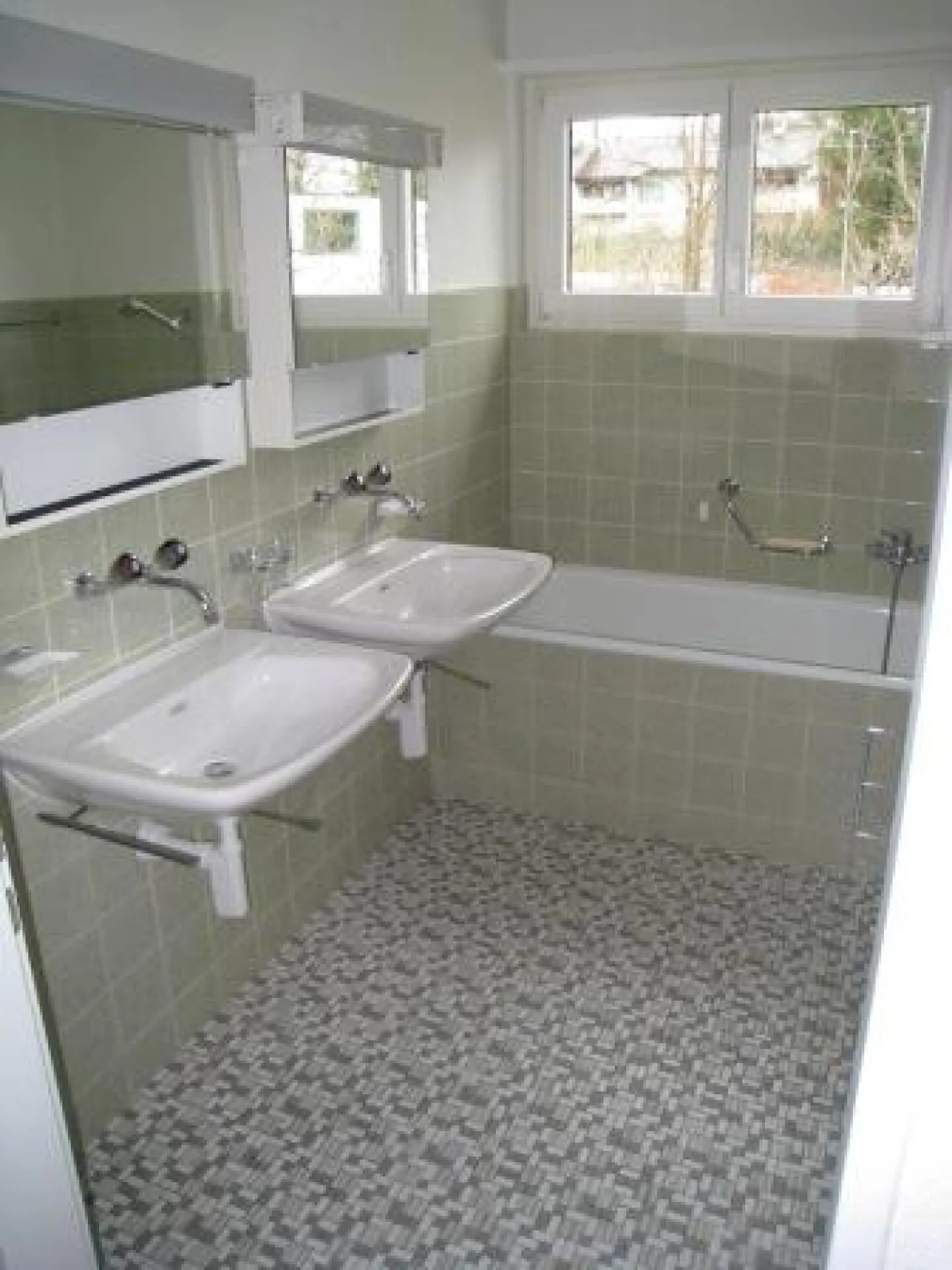 Ampio appartamento di 3 stanze nel cuore di Therwil - con balcone e camino - Foto 5 di 8