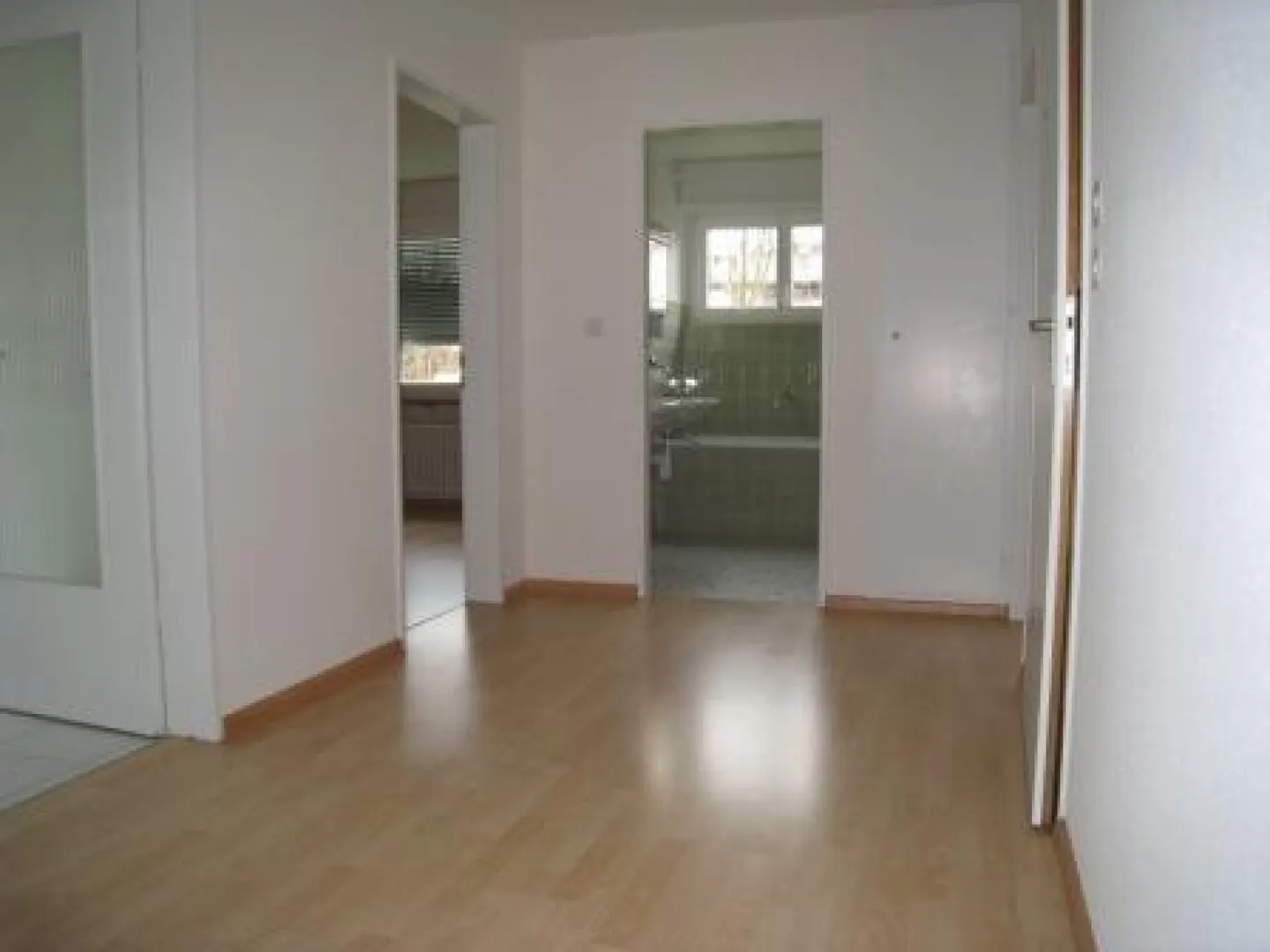 Ampio appartamento di 3 stanze nel cuore di Therwil - con balcone e camino - Foto 6 di 8
