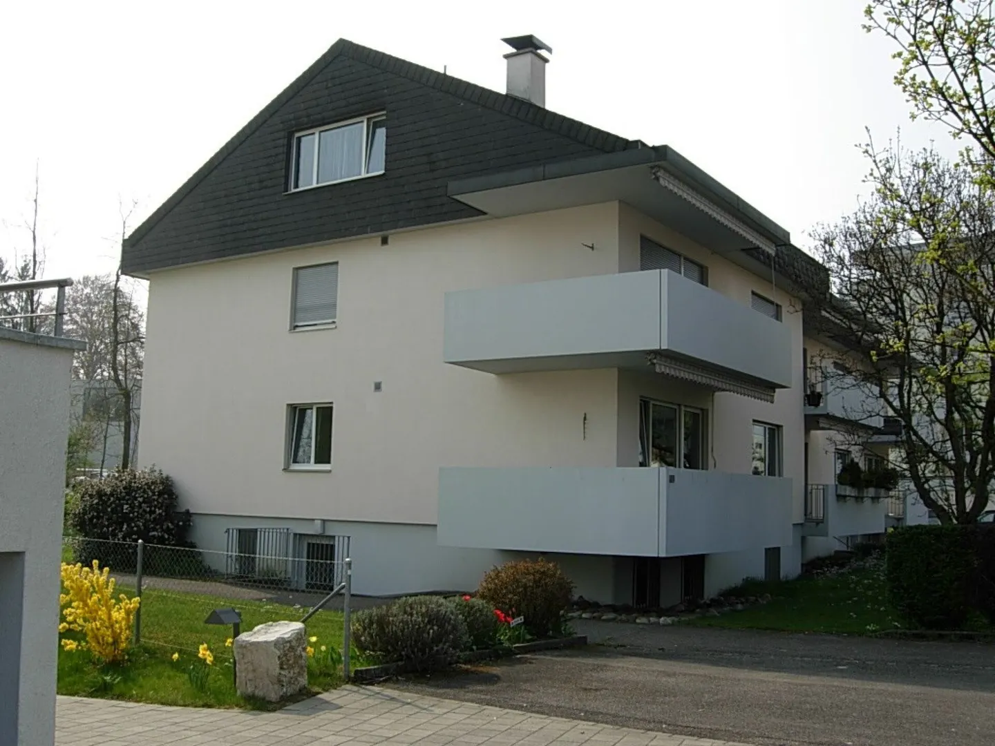 Ampio appartamento di 3 stanze nel cuore di Therwil - con balcone e camino - Foto 7 di 8