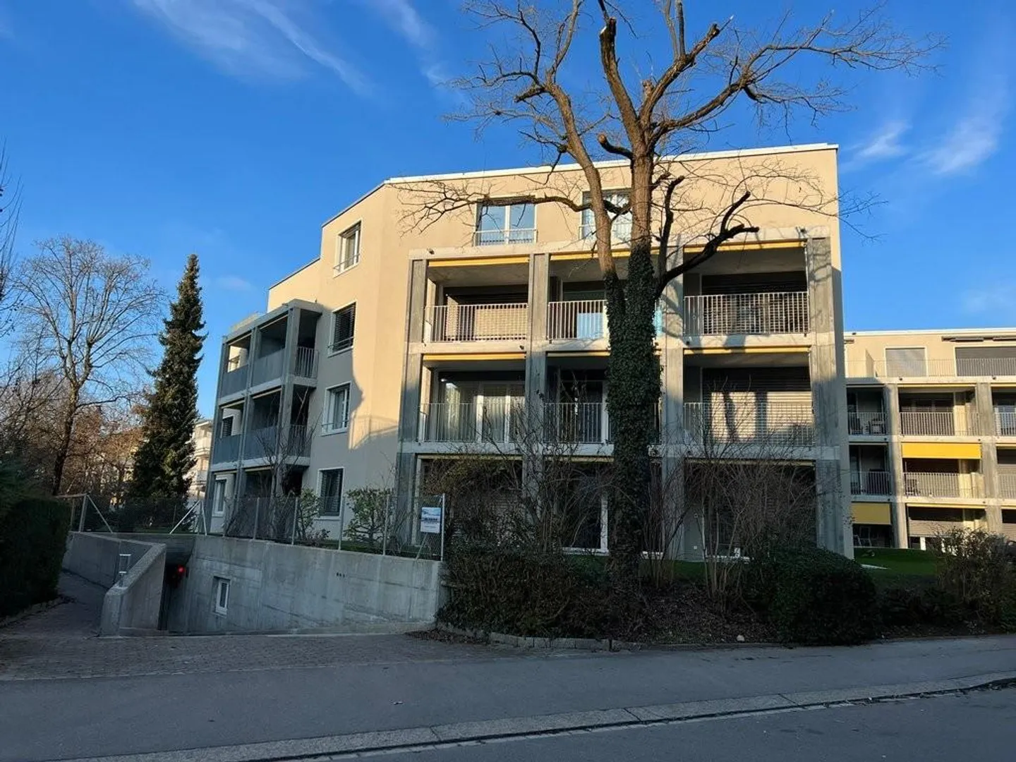 Posto auto esterno vicino alla stazione ferroviaria di Örlikon - Foto 1 di 1