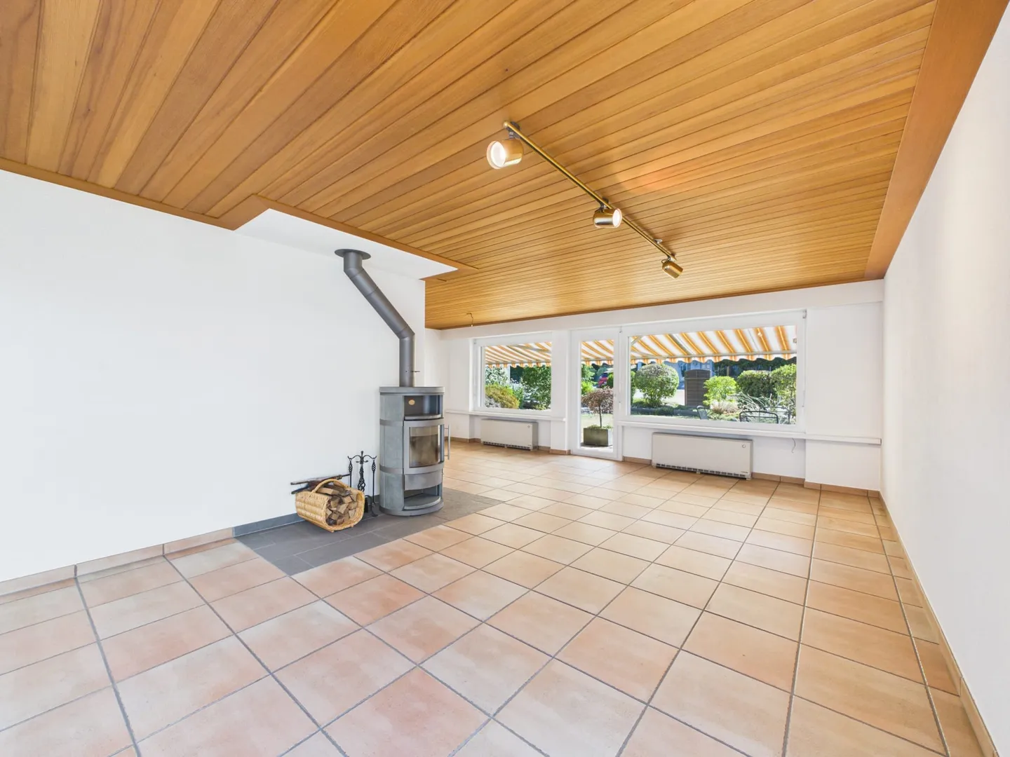 6.5-Room Single-Family House in a Quiet Location with Ideal Sun Exposure - Photo 2 of 10