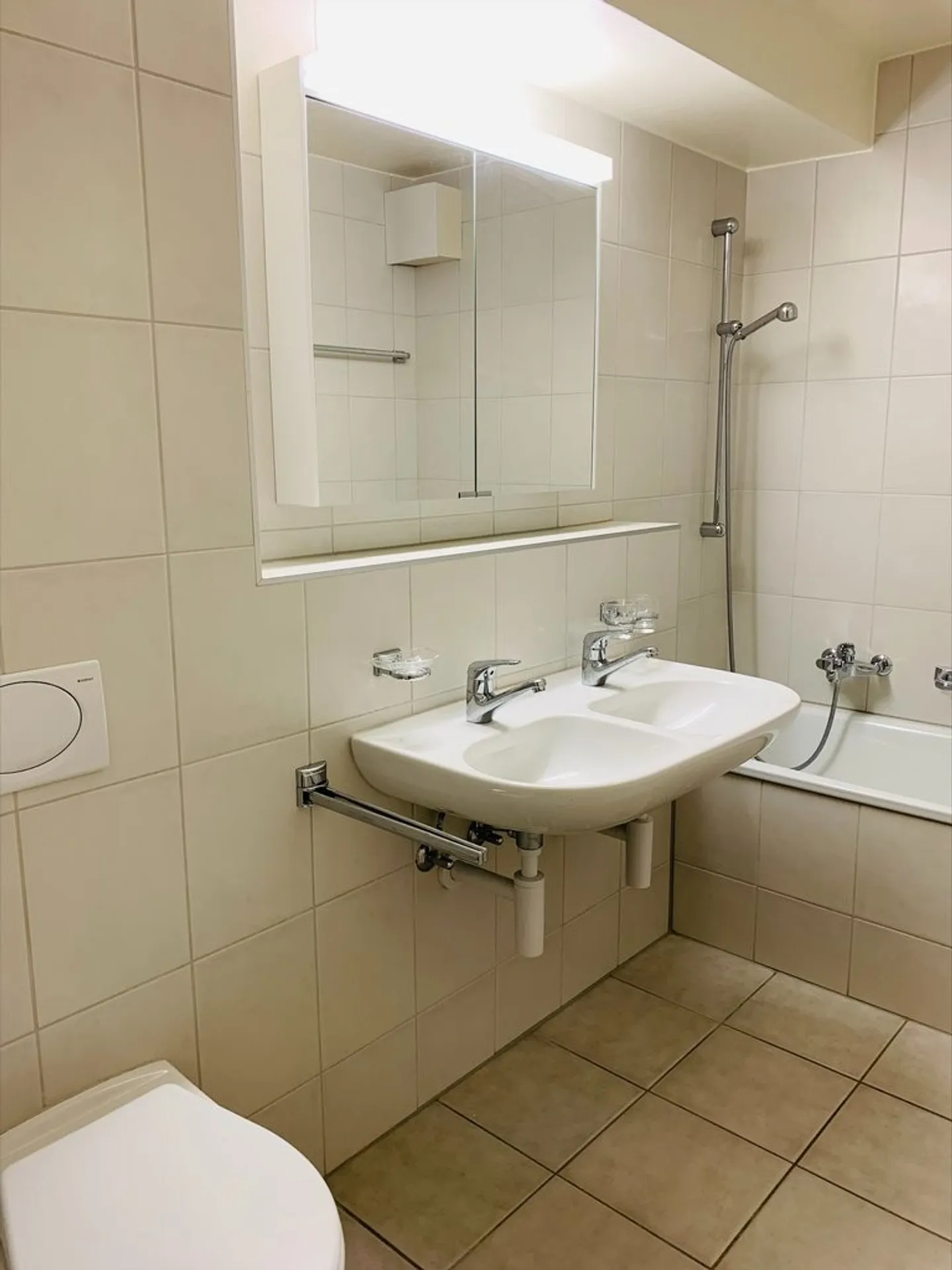 Bright 3-room apartment with balcony and lake view - Photo 5 of 8