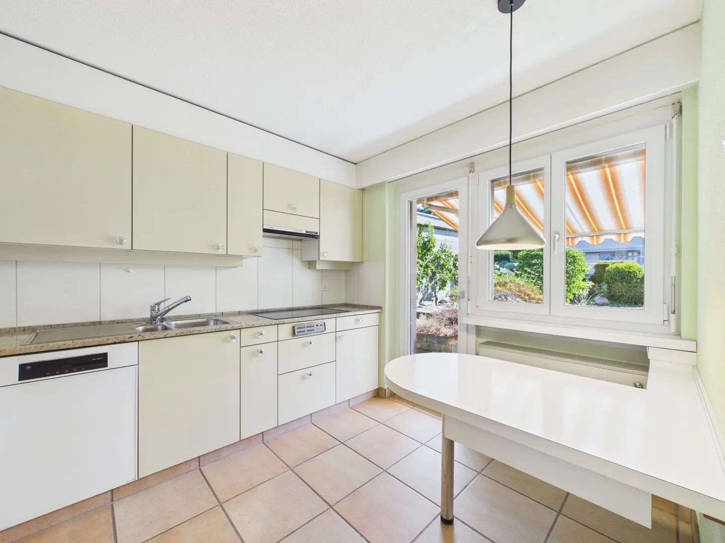 6.5-Room Single-Family House in a Quiet Location with Ideal Sun Exposure - Photo 4 of 10