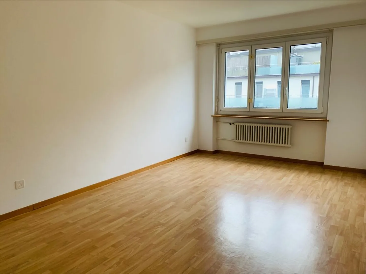 Bright 3-room apartment with balcony and lake view - Photo 6 of 8
