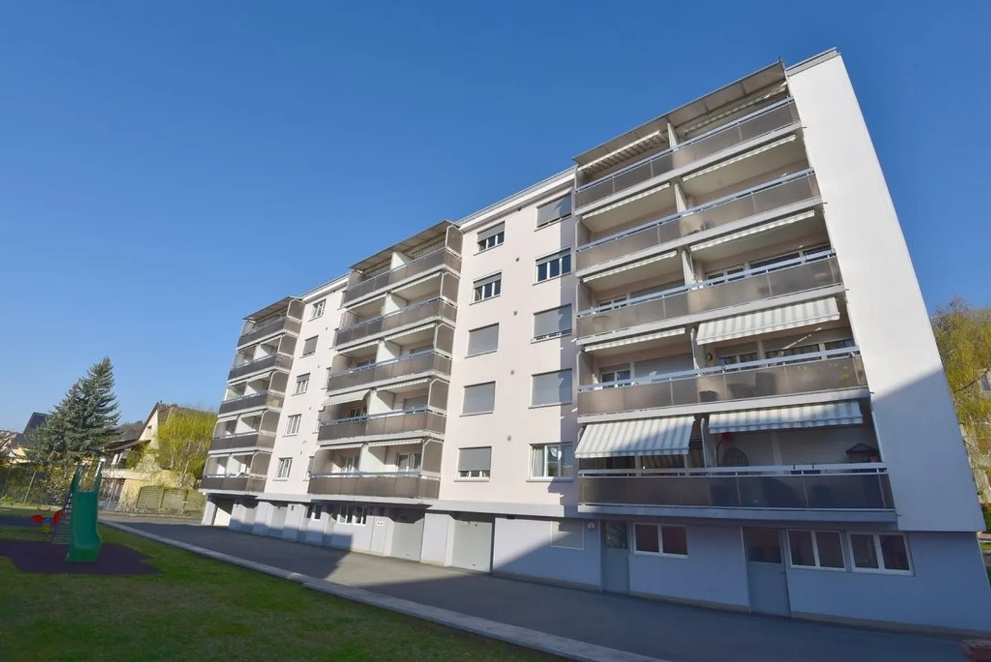 Bright 3-room apartment with balcony and lake view - Photo 8 of 8