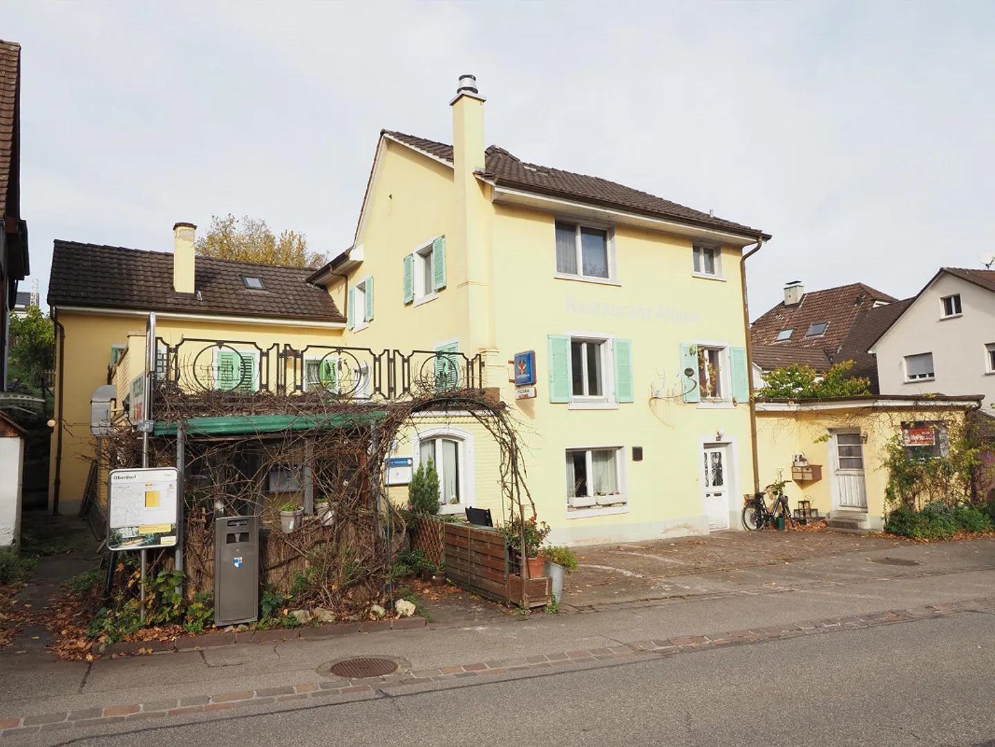 Wohn- und Geschäftsliegenschaft mit zwei Wohnungen und Restaurant - Foto 1 von 2