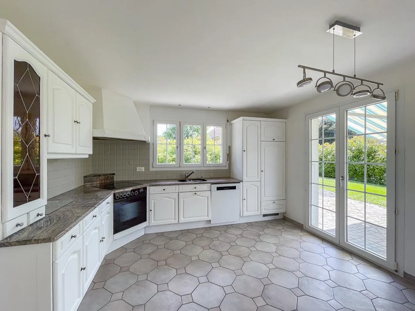 Family villa with furnished studio for subletting? Ideal for additional income - Photo 3 of 14