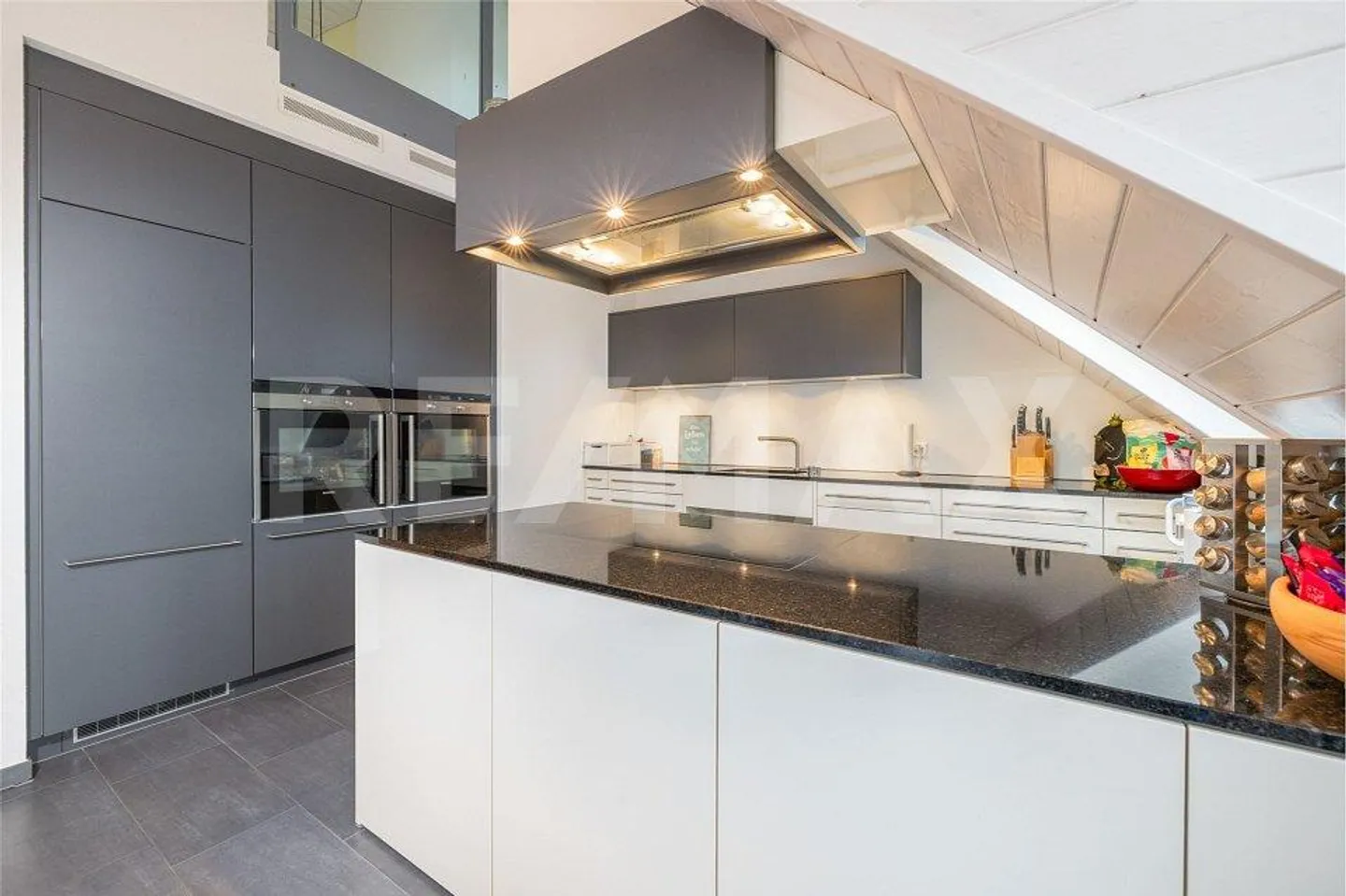 Appartamento duplex 5.5 soleggiato e quasi nuovo con vista mozzafiato sulle Alpi - Foto 2 di 13