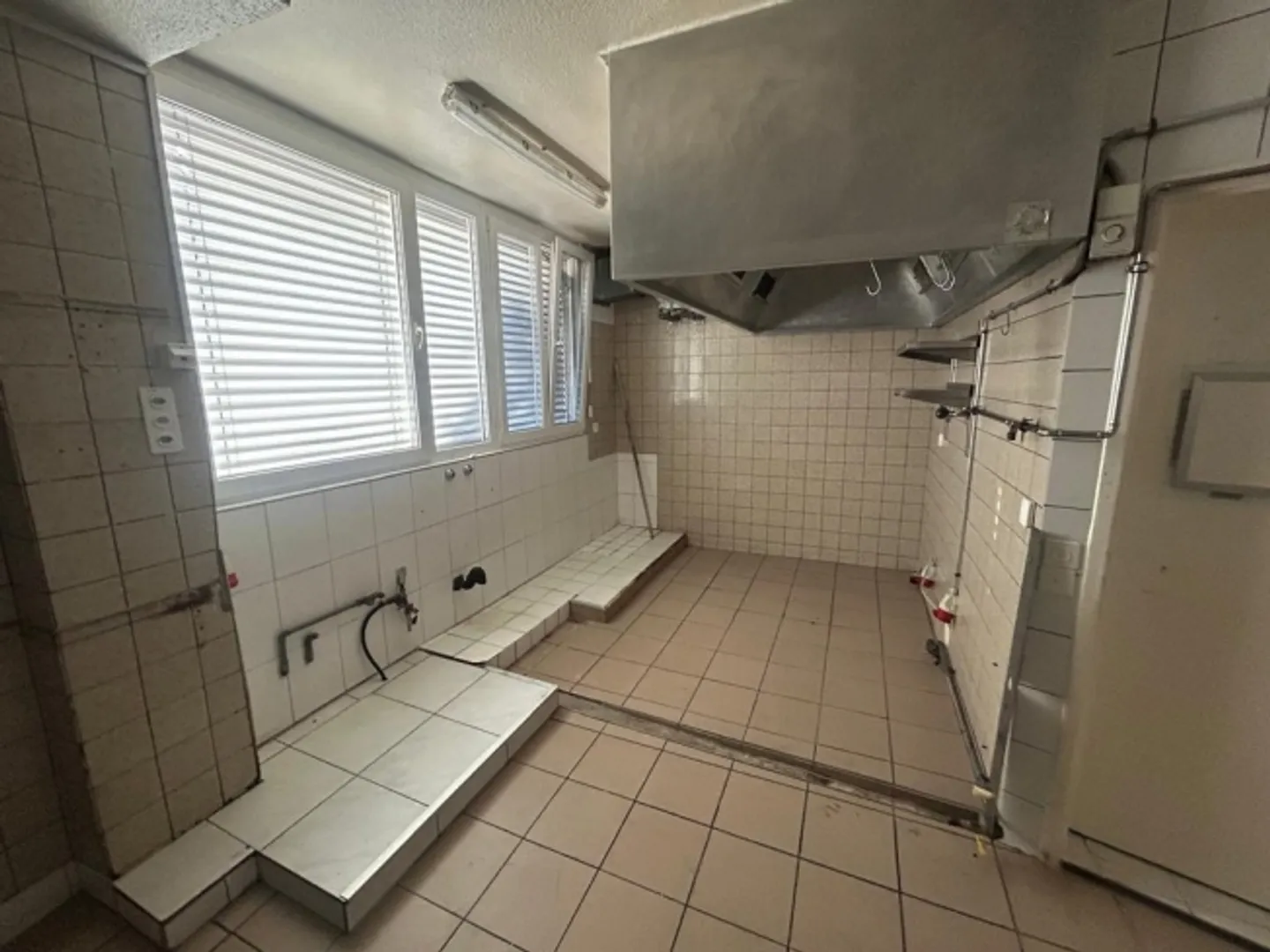 Immeuble mixte à louer - Photo 2 sur 9