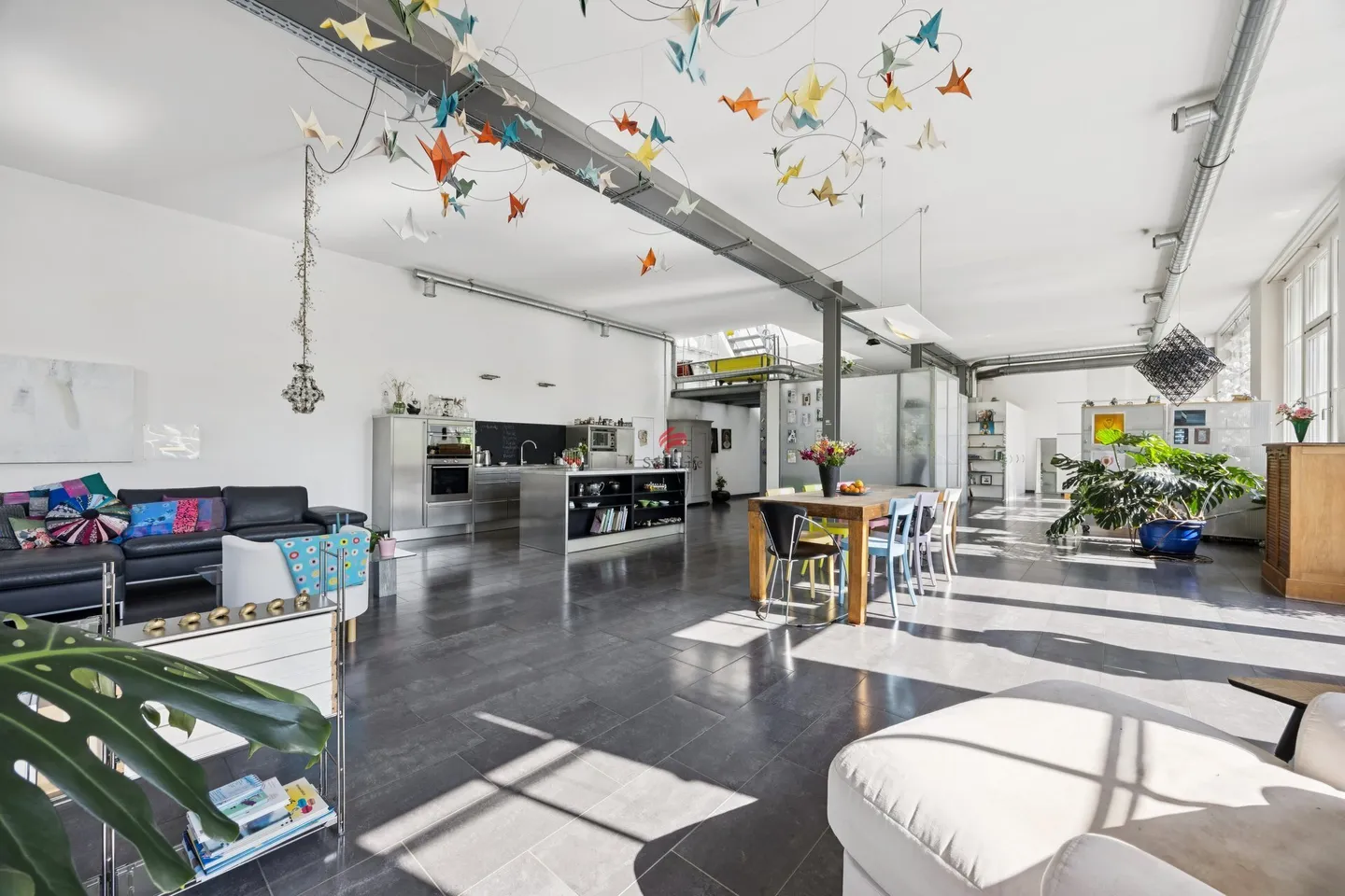 Spacious Loft with Private Garden - Photo 2 of 12