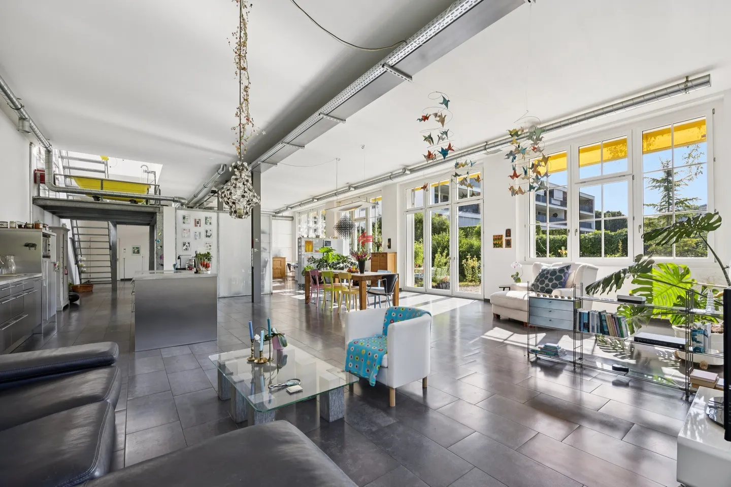 Spacious Loft with Private Garden - Photo 4 of 12
