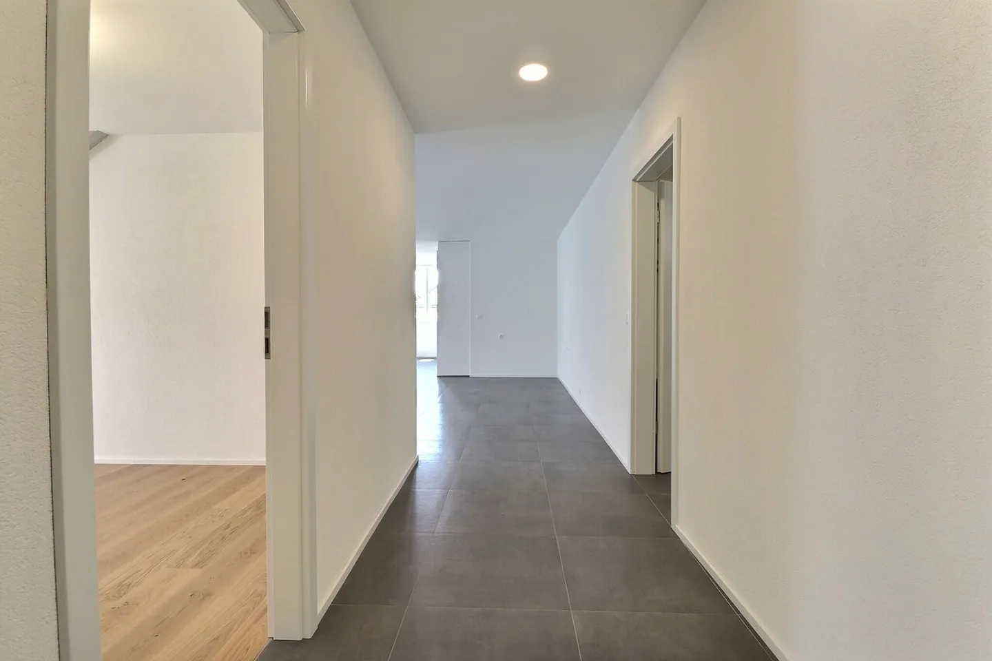 Magnifique appartement de 3,5 pièces entièrement rénové au centre-ville - Photo 5 sur 10