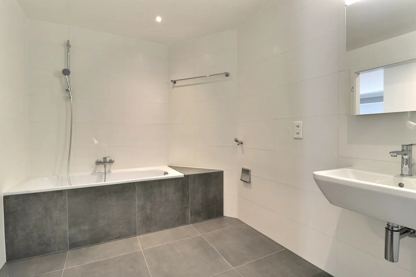 Magnifique appartement de 3,5 pièces entièrement rénové au centre-ville - Photo 9 sur 10