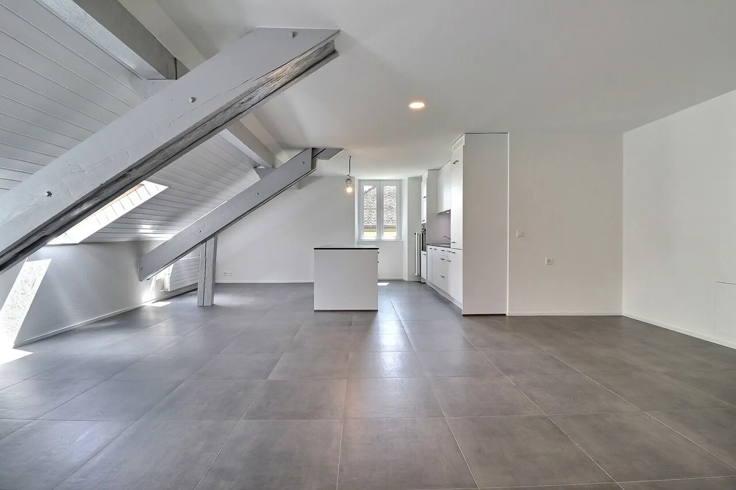 Magnifique appartement de 3,5 pièces entièrement rénové au centre-ville - Photo 2 sur 10