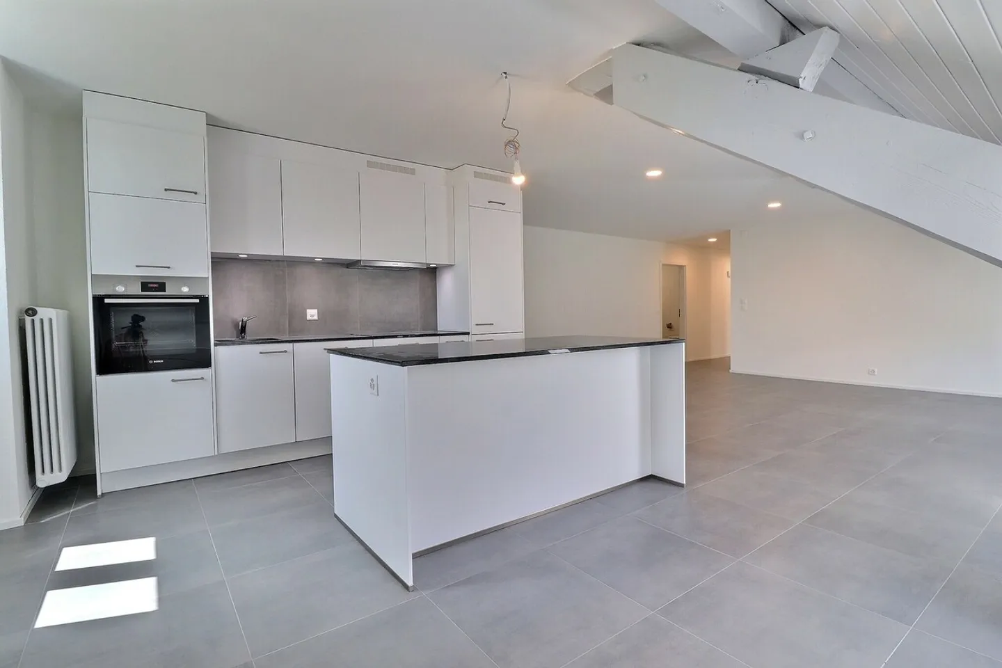 Magnifique appartement de 3,5 pièces entièrement rénové au centre-ville - Photo 3 sur 10