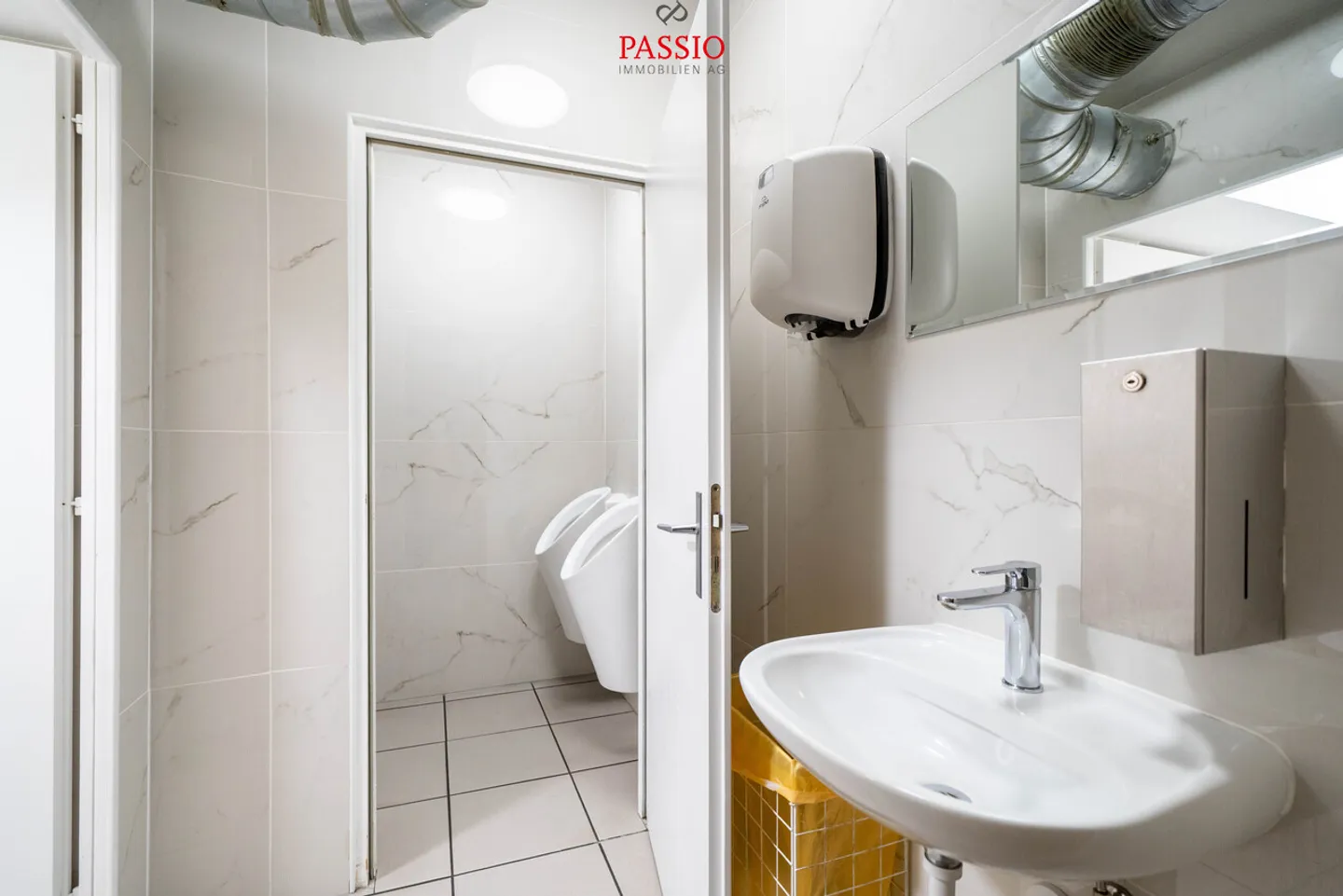 Central 7-Room Townhouse with Restaurant in the Heart of Olten - Photo 13 of 34