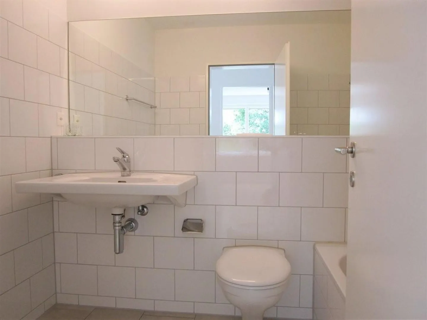 Perfectly located, modern city apartment - Photo 9 of 10