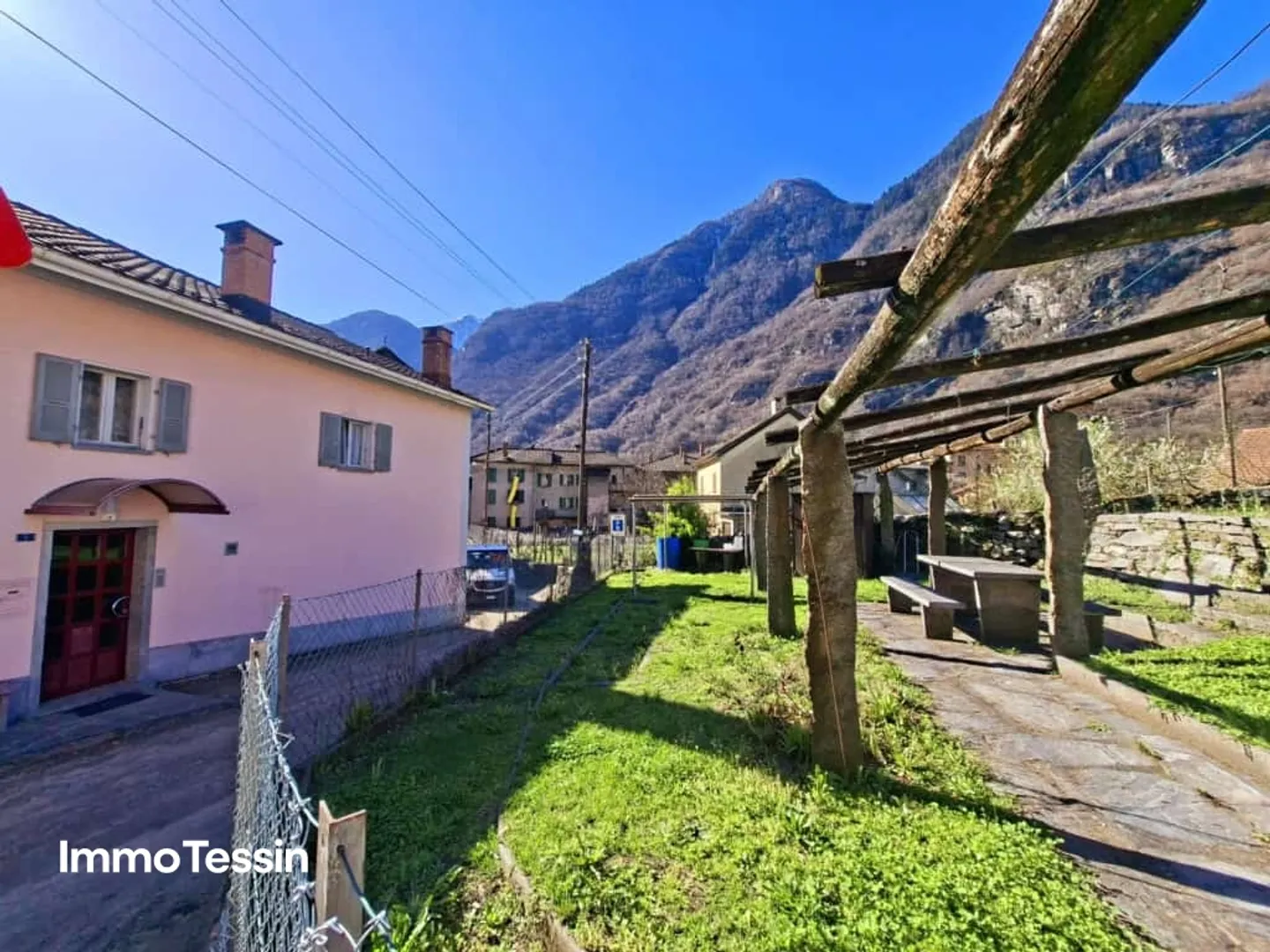 Charmantes Haus mit Garten - Foto 1 von 13