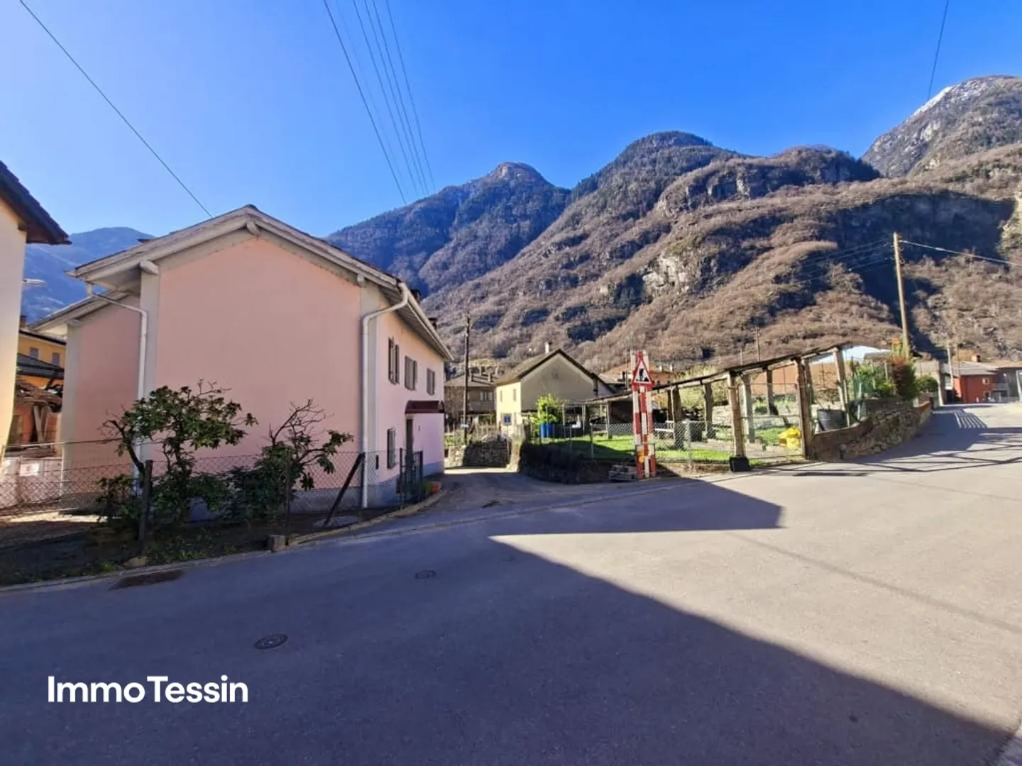 Charmantes Haus mit Garten - Foto 2 von 13