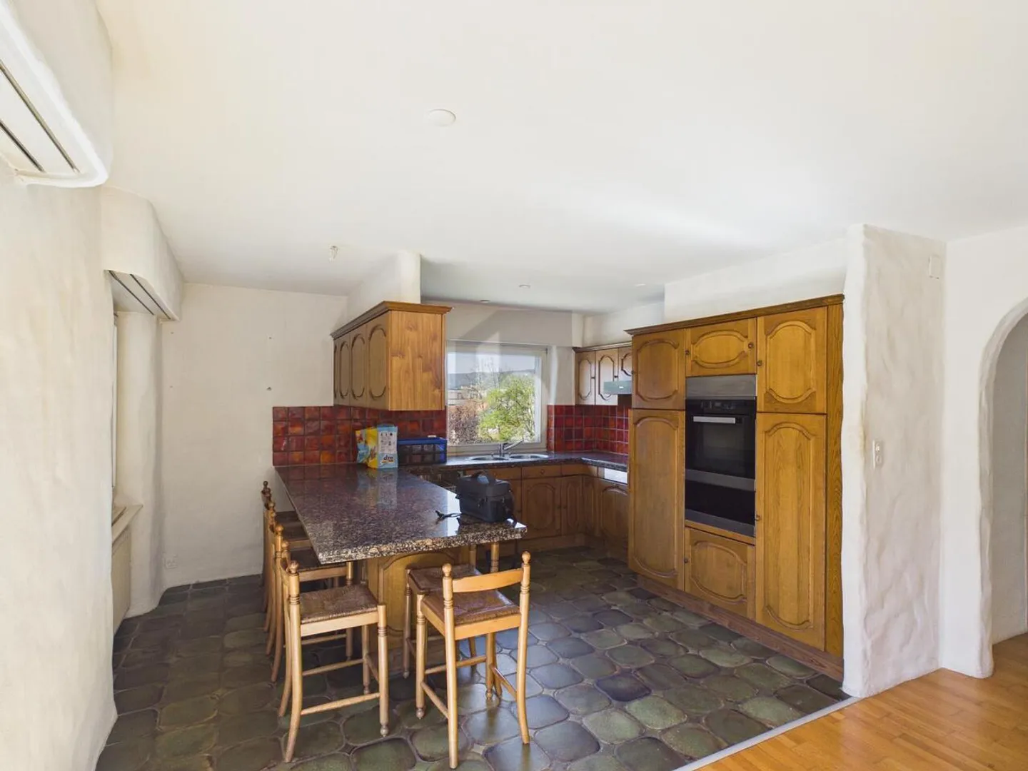 SPACIOUS IN A CENTRAL LOCATION - Photo 3 of 6