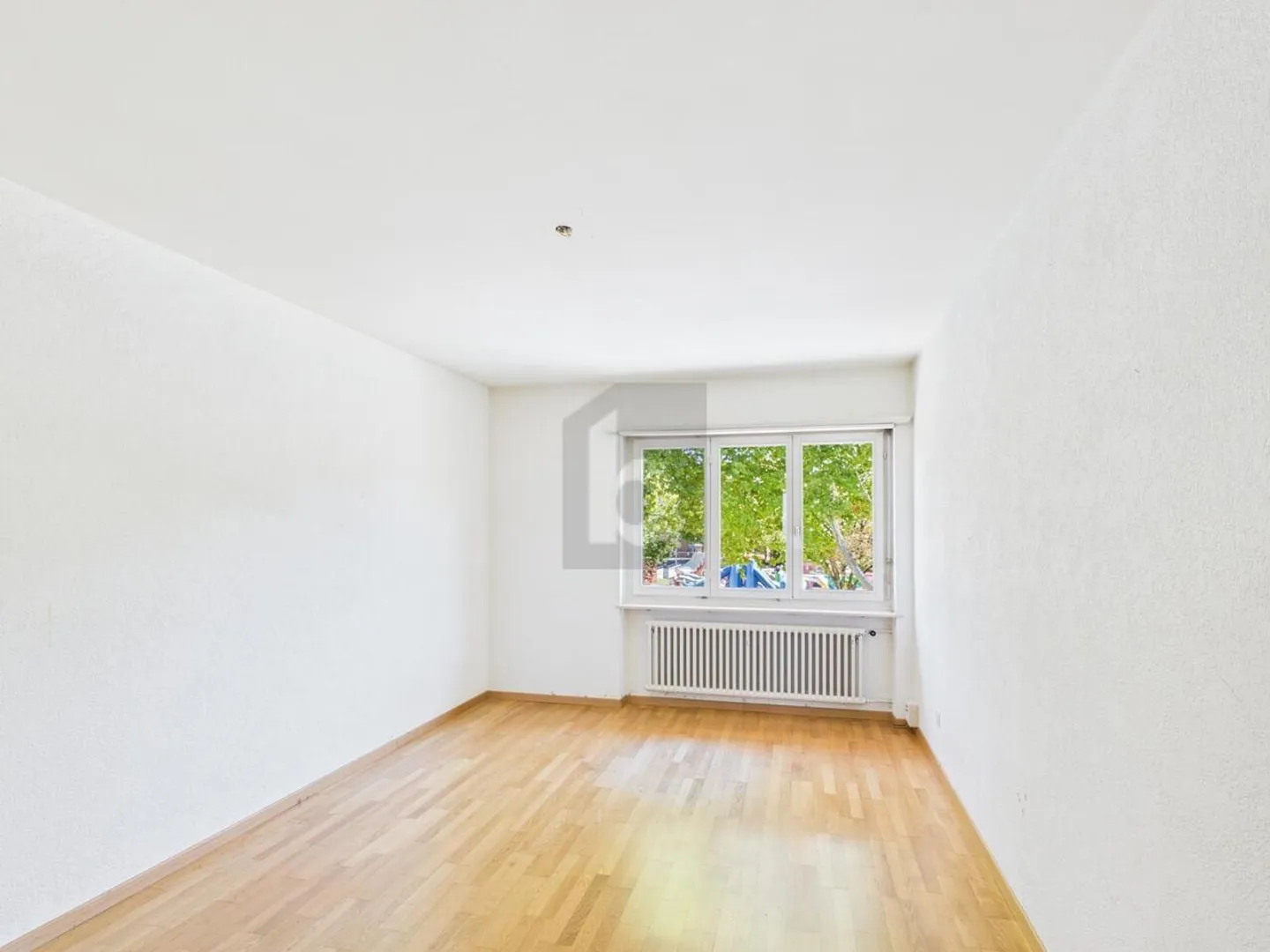 SPACIOUS IN A CENTRAL LOCATION - Photo 4 of 6