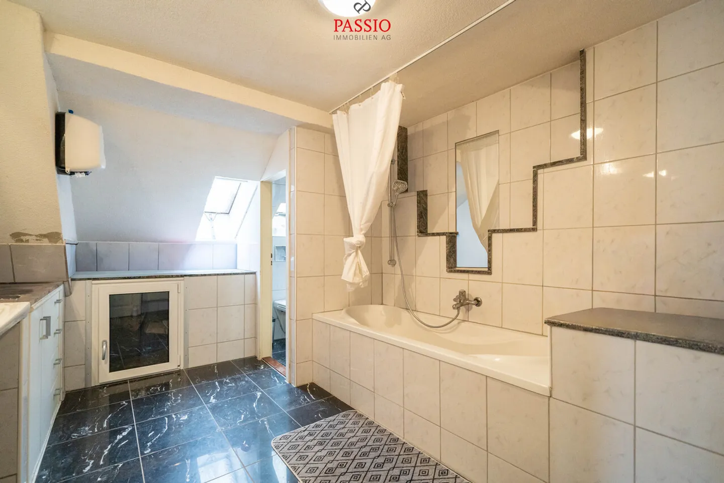 Central 7-Room Townhouse with Restaurant in the Heart of Olten - Photo 30 of 34