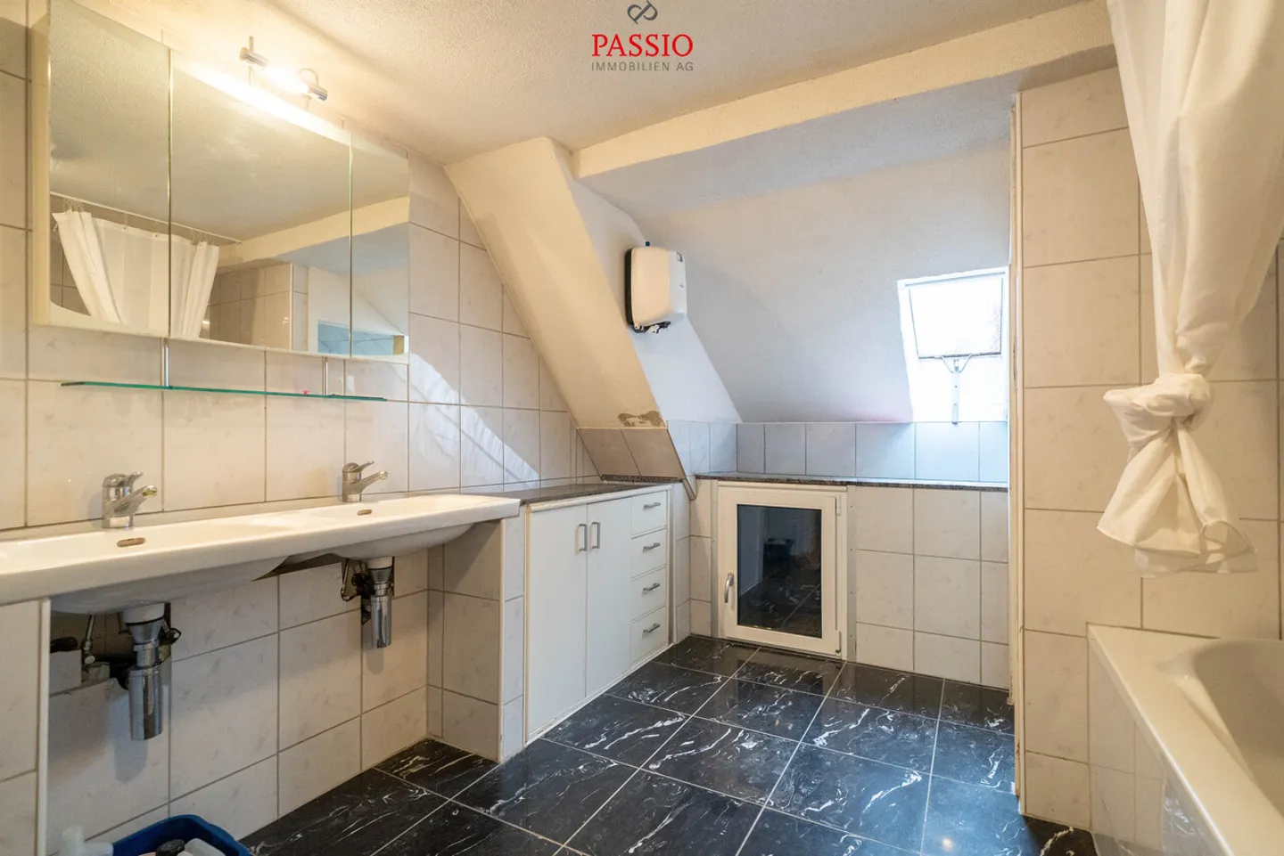 Central 7-Room Townhouse with Restaurant in the Heart of Olten - Photo 31 of 34