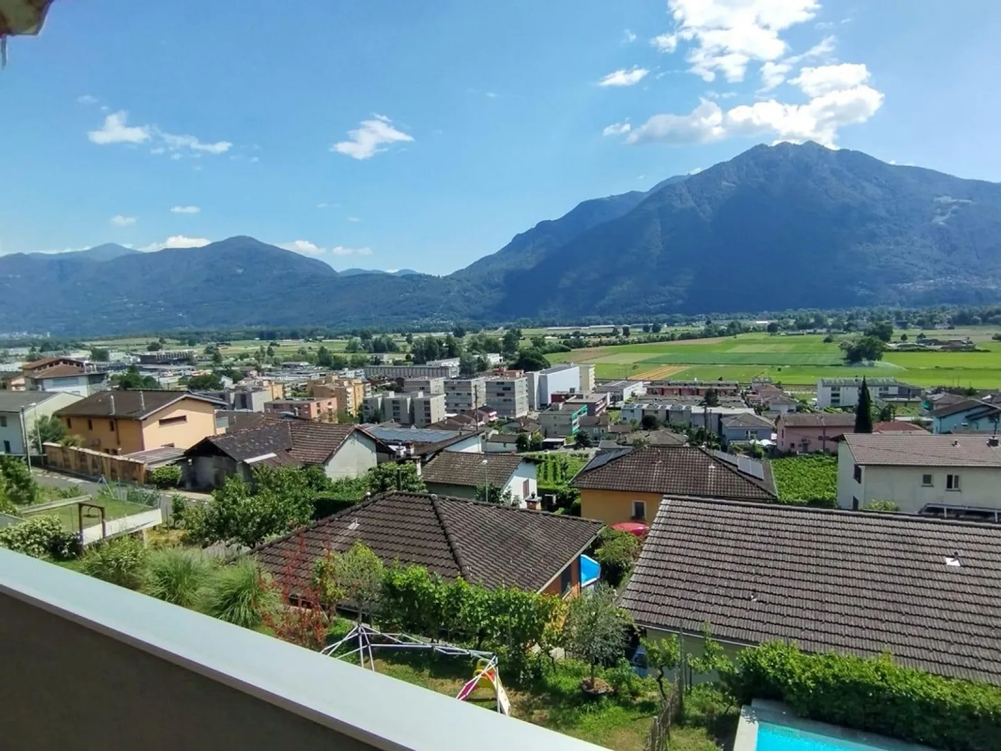 GORDOLA - We are selling a large apartment with swimming pool - Photo 1 of 27