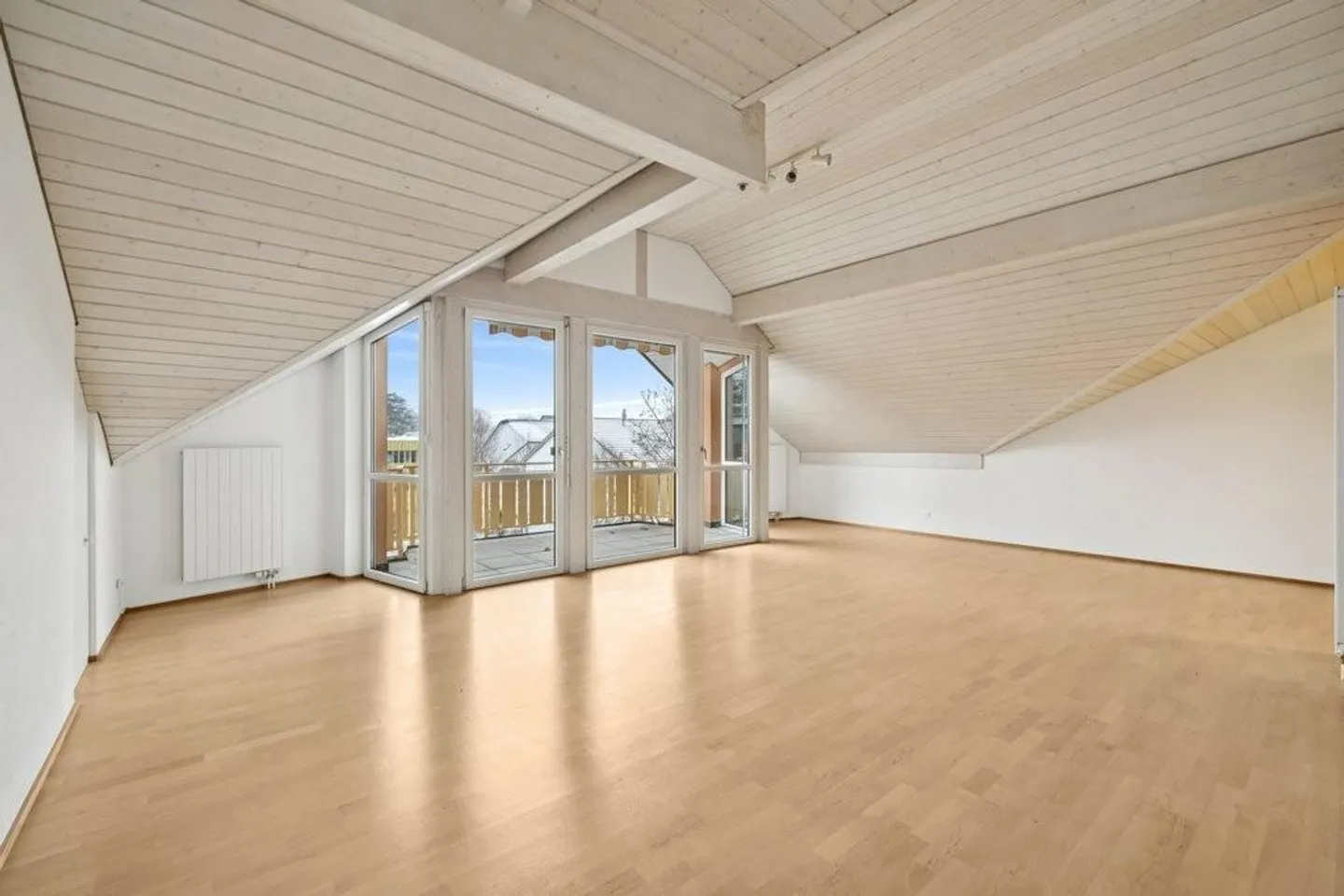 Belle appartement en attique de 2,5 pièces près du centre du village ! - Photo 3 sur 11