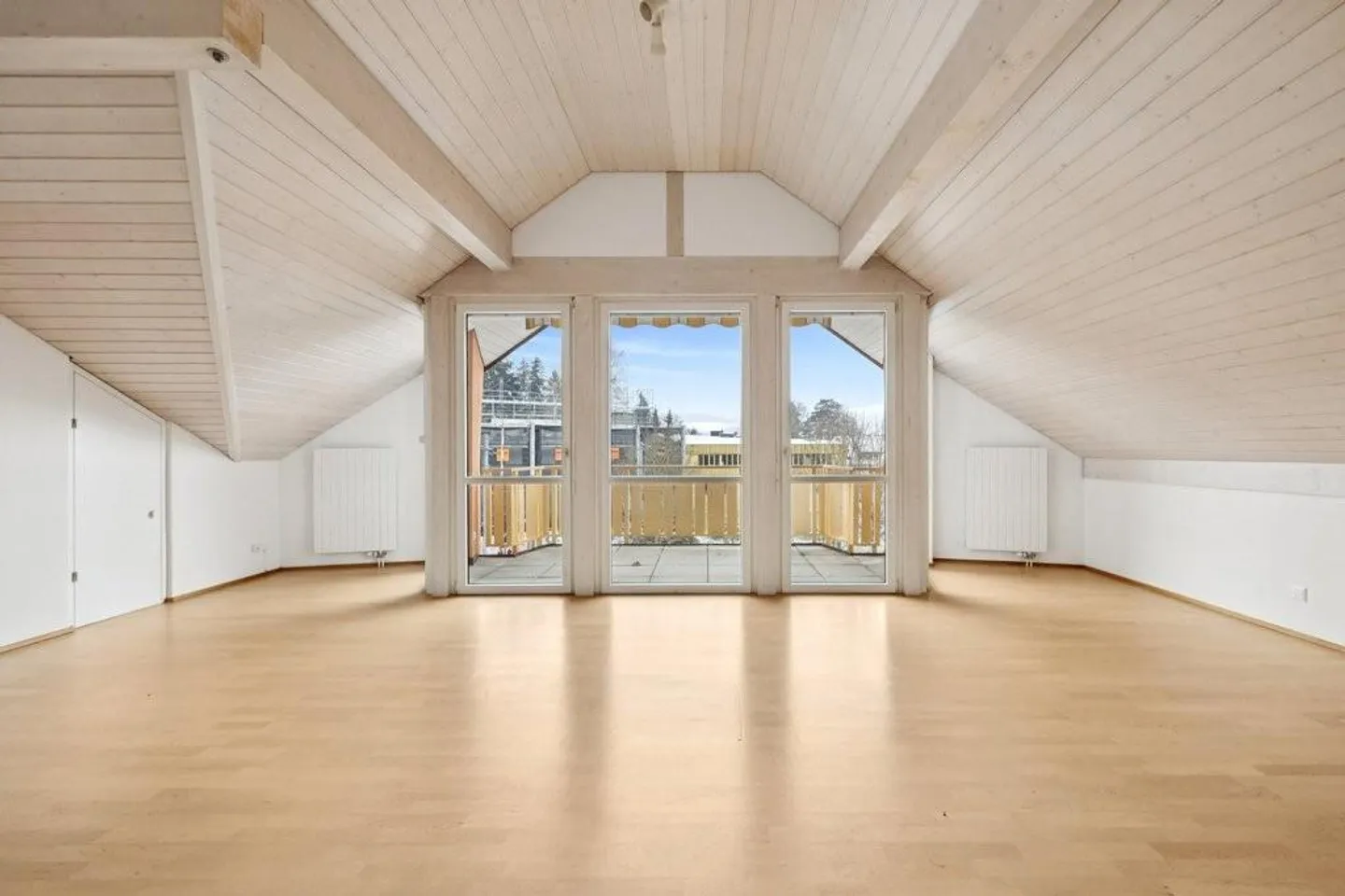 Belle appartement en attique de 2,5 pièces près du centre du village ! - Photo 4 sur 11