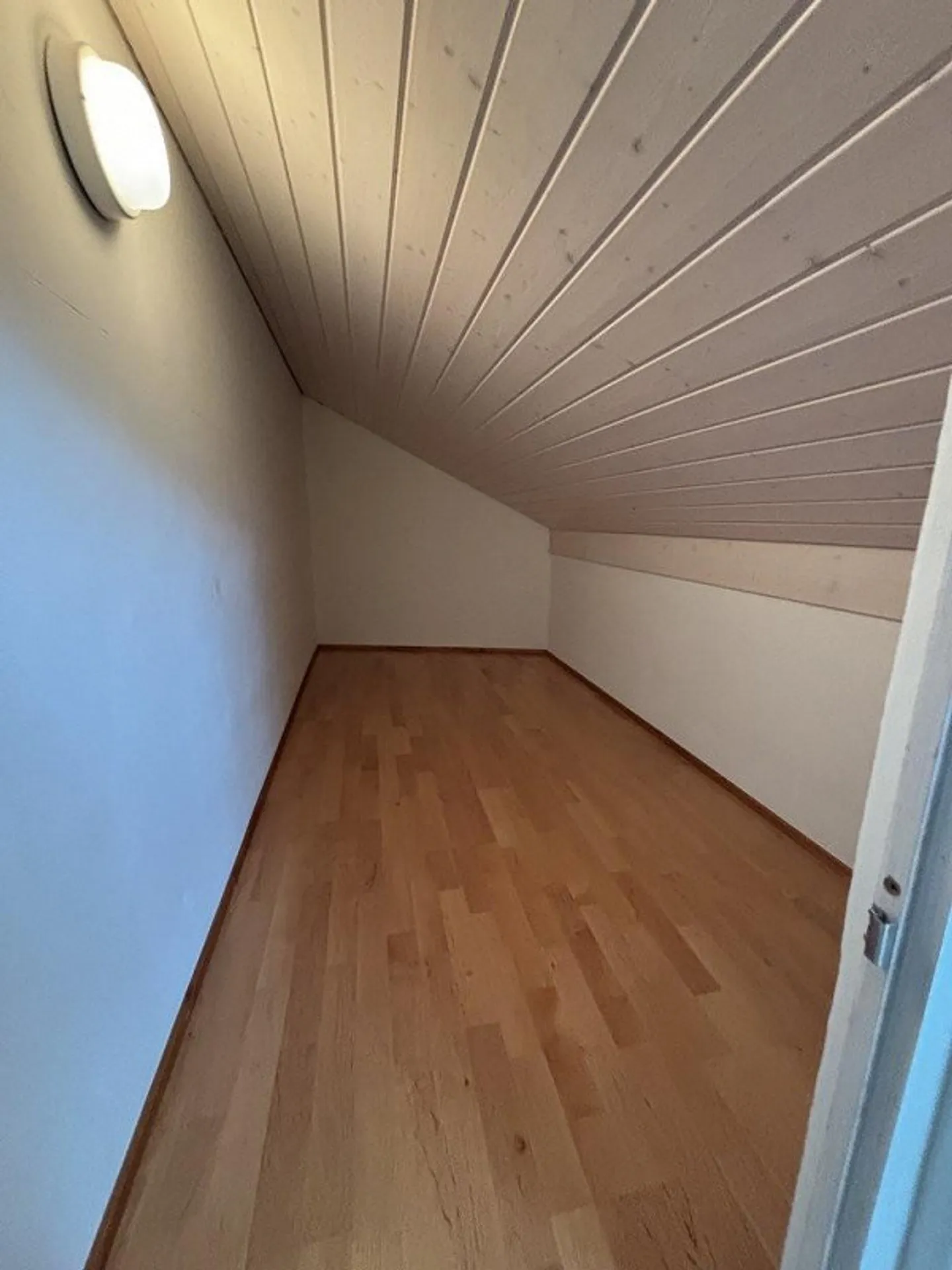 Belle appartement en attique de 2,5 pièces près du centre du village ! - Photo 5 sur 11