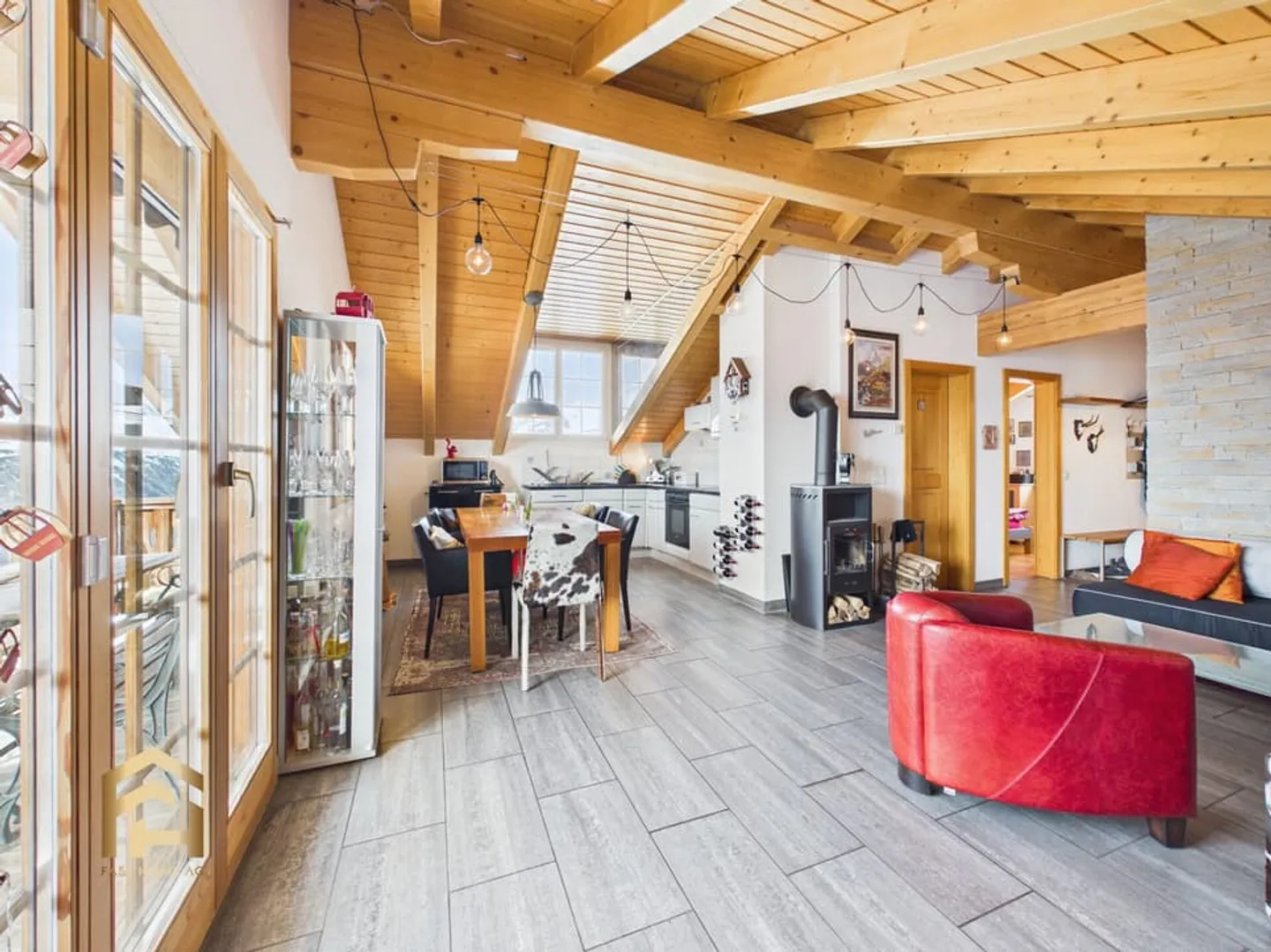 3.5 Room Penthouse Apartment in a Prime Location on Rosswald - Photo 2 of 13