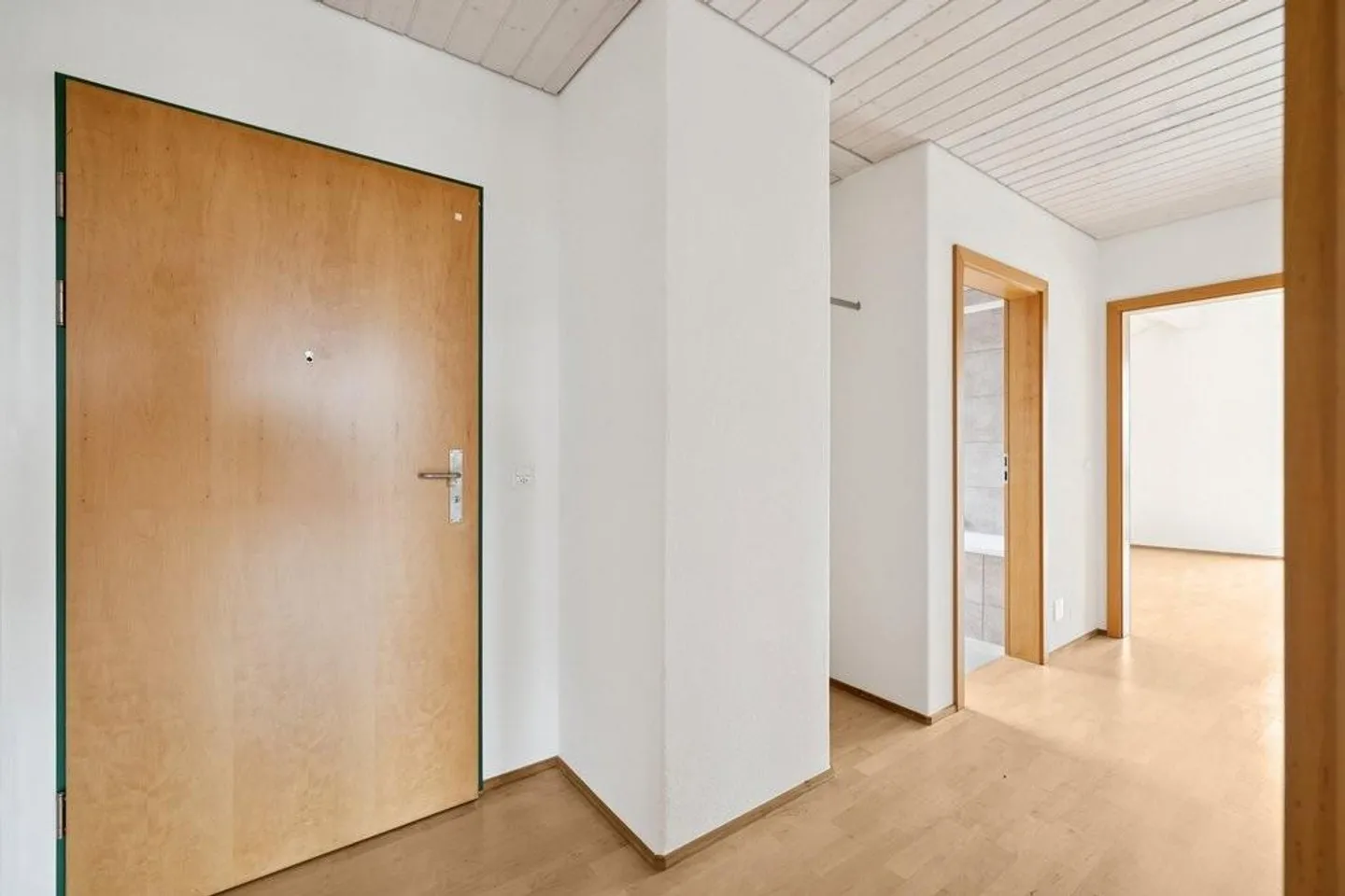 Belle appartement en attique de 2,5 pièces près du centre du village ! - Photo 2 sur 11