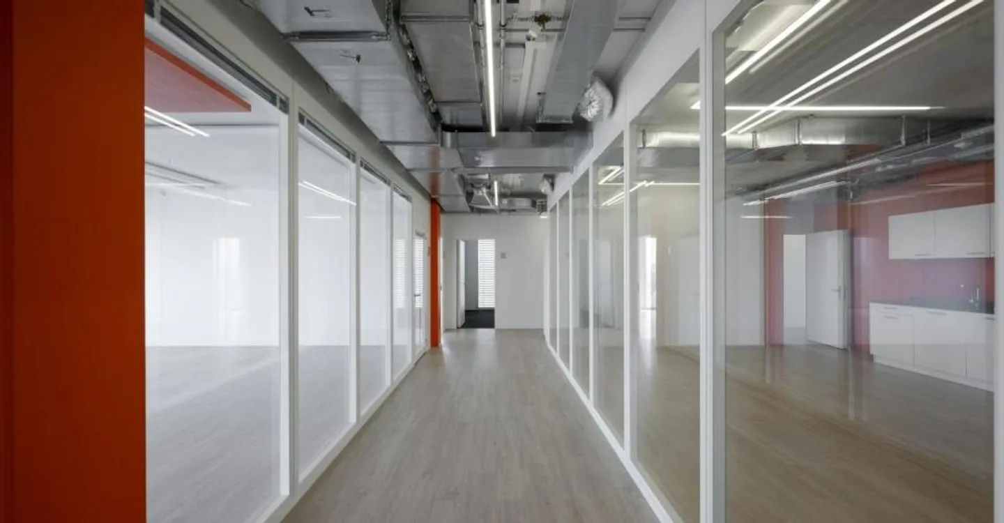 180 m2 or 300 m2 Premium Office Spaces with a View - Modern, Air-conditioned, Sustainable - Photo 5 of 10