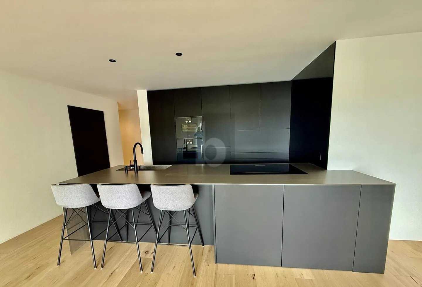 MODERN AND MINIMALIST NEXT TO THE LAKE - Photo 4 of 6