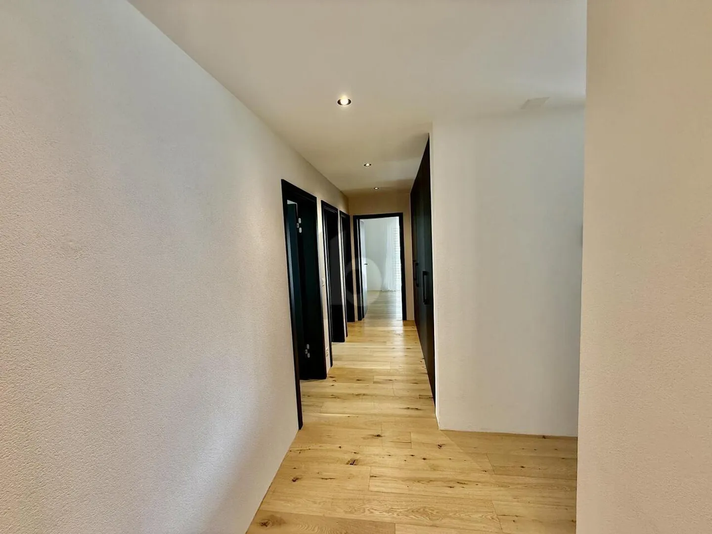 MODERN AND MINIMALIST NEXT TO THE LAKE - Photo 2 of 6