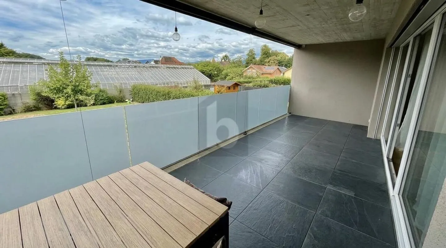 MODERN AND MINIMALIST NEXT TO THE LAKE - Photo 3 of 6