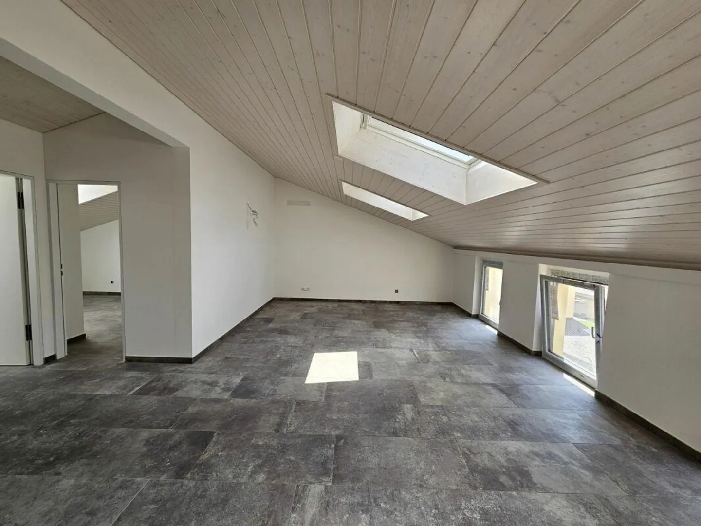 GORDOLA - Dachgeschosswohnung mit 3,5 Zimmern - Foto 3 von 12