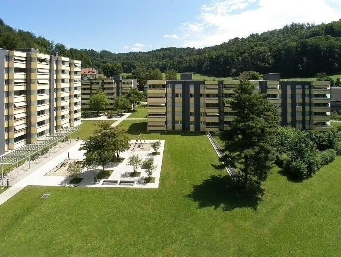 Zone résidentielle calme et adaptée aux enfants en bordure de forêt avec piscine ! - Photo 1 sur 12
