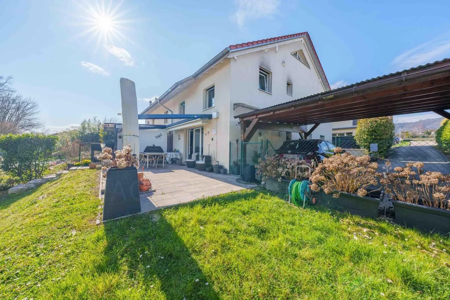 Zu verkaufen - Doppelhaushälfte mit Wohnraum und Büro-/Werkstattbereich - Foto 1 von 9