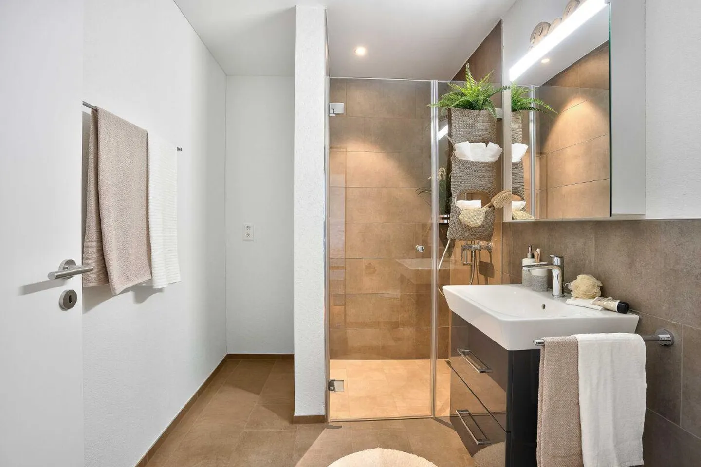 Modernes Apartment mit einzigartiger Aussicht - Foto 6 von 13