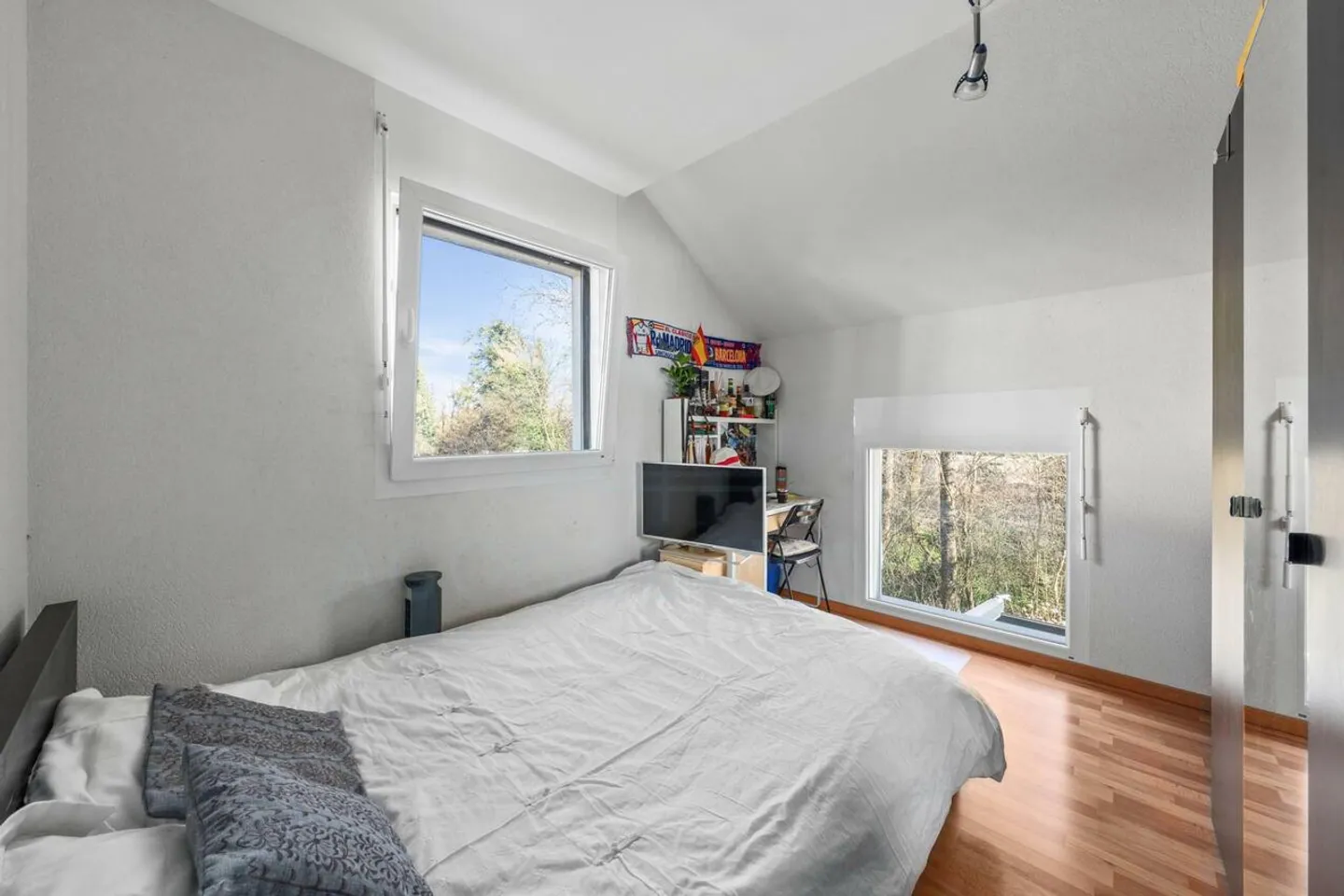 Zu verkaufen - Doppelhaushälfte mit Wohnraum und Büro-/Werkstattbereich - Foto 6 von 9