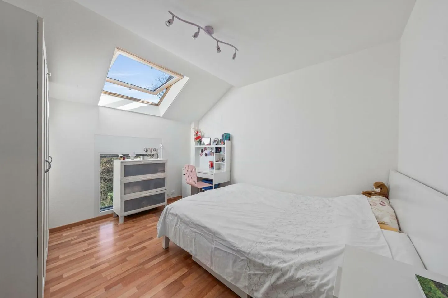 Zu verkaufen - Doppelhaushälfte mit Wohnraum und Büro-/Werkstattbereich - Foto 7 von 9