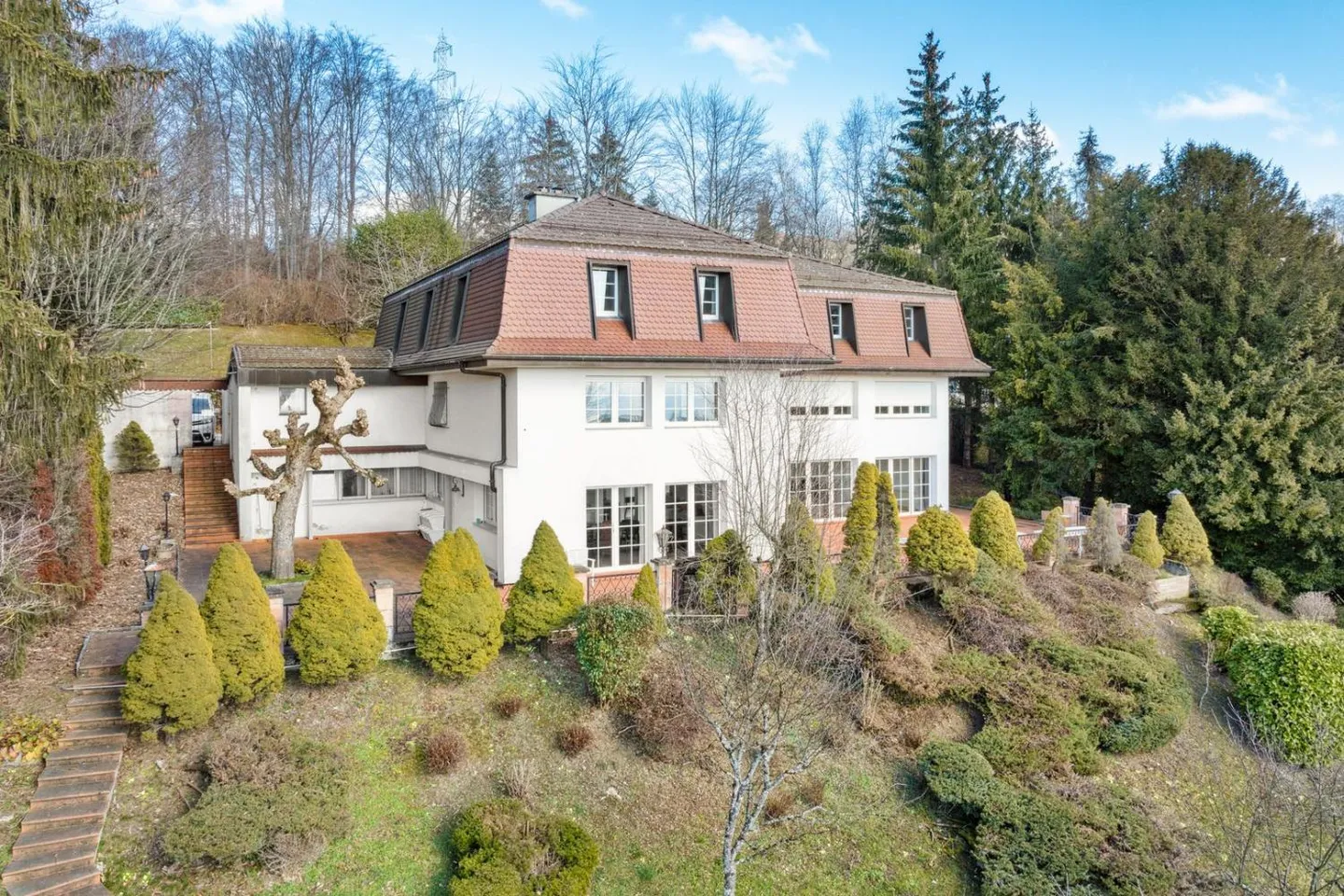 Geräumiges Familienhaus mit Seeblick - Foto 1 von 9