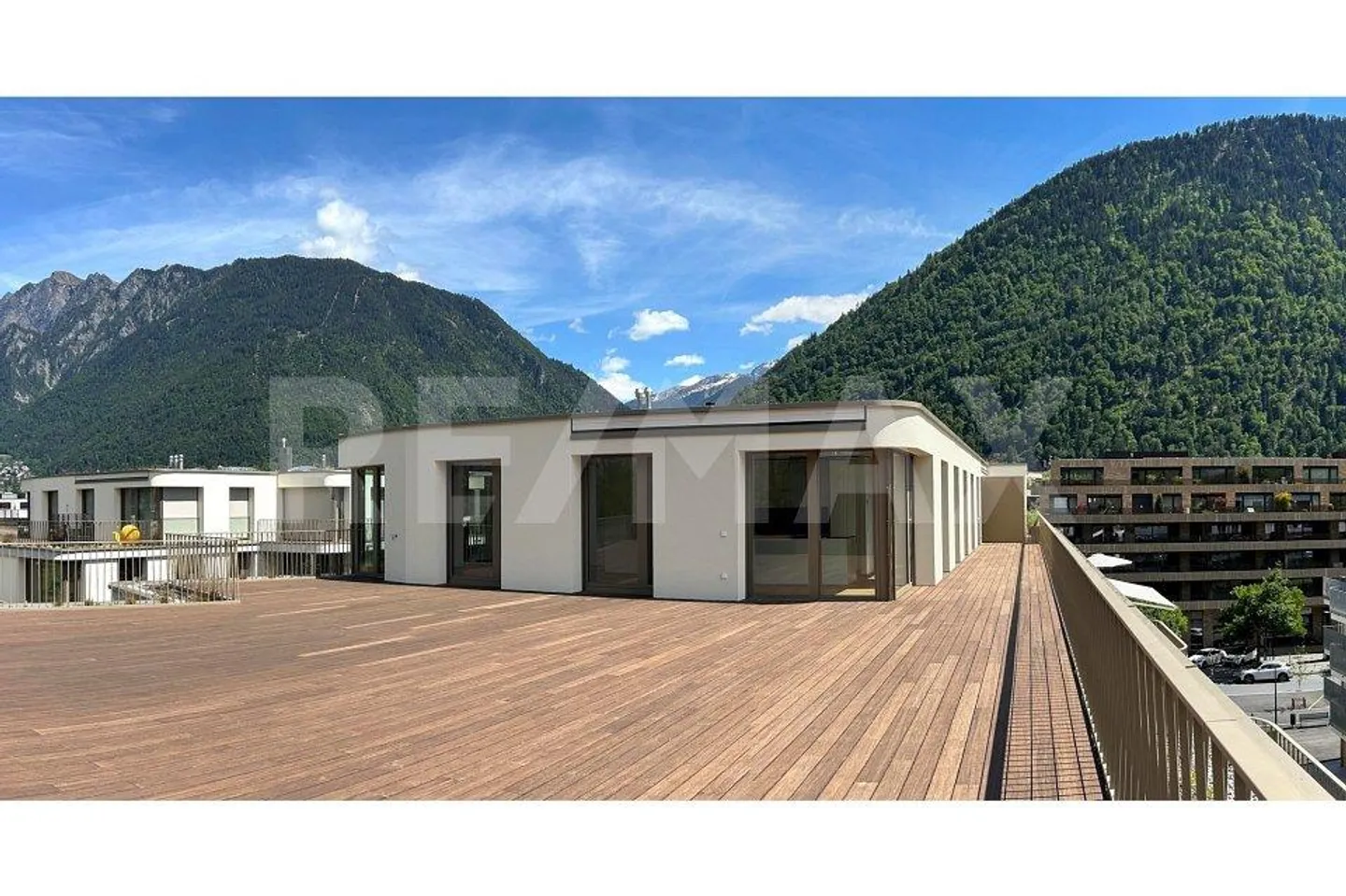 6½ Room Apartment in the Attic with 400m² Terrace - Photo 2 of 13