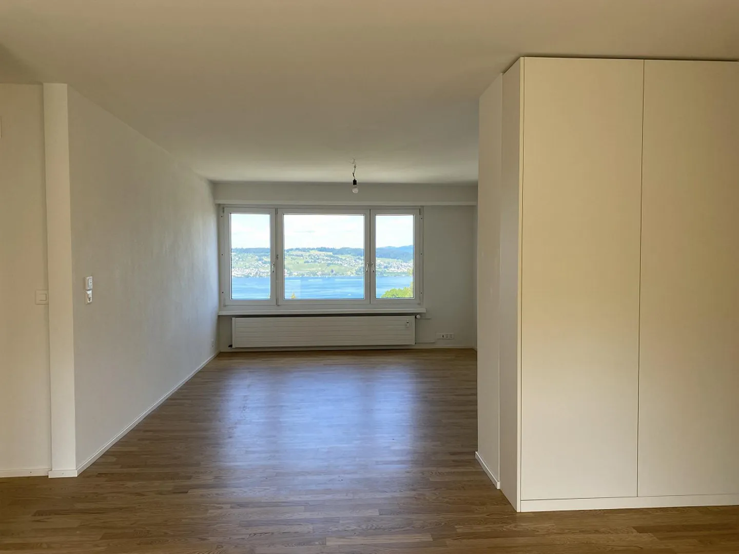 Appartement penthouse de 4 pièces fraîchement rénové avec vue imprenable sur le lac - Photo 3 sur 27