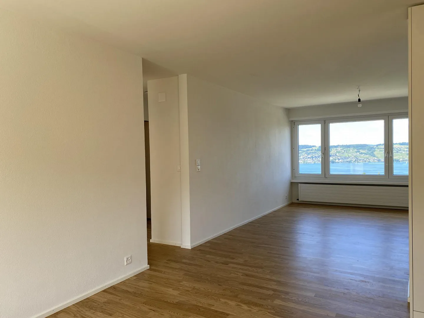 Appartement penthouse de 4 pièces fraîchement rénové avec vue imprenable sur le lac - Photo 4 sur 27