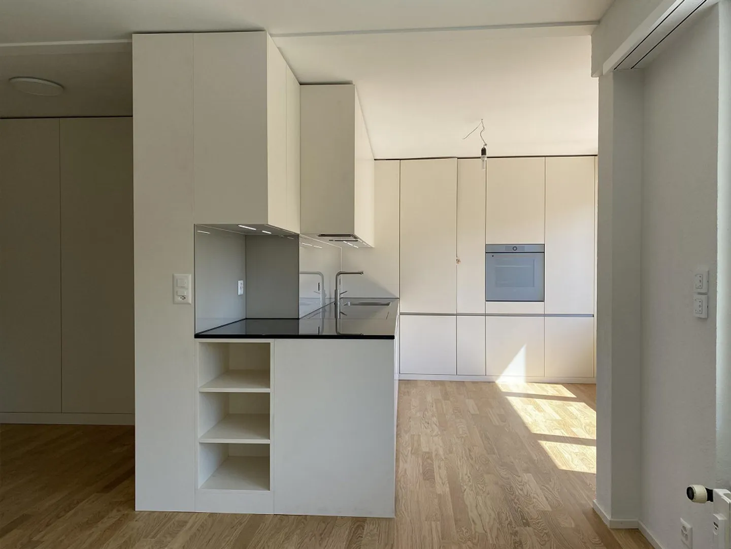 Appartement penthouse de 4 pièces fraîchement rénové avec vue imprenable sur le lac - Photo 7 sur 27