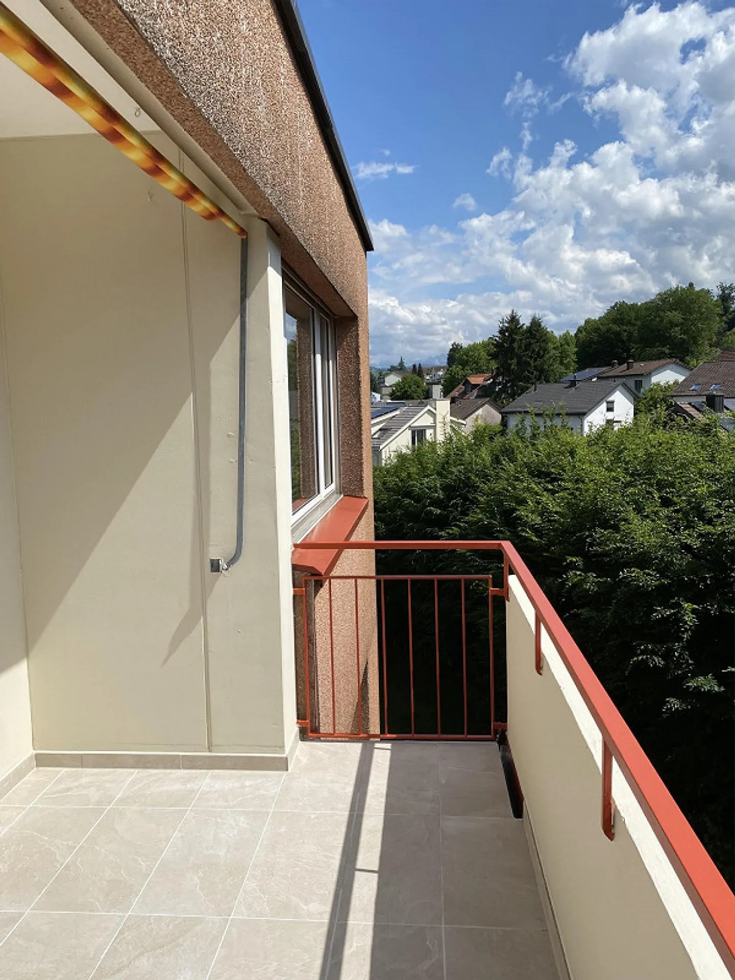 Appartement penthouse de 4 pièces fraîchement rénové avec vue imprenable sur le lac - Photo 13 sur 27