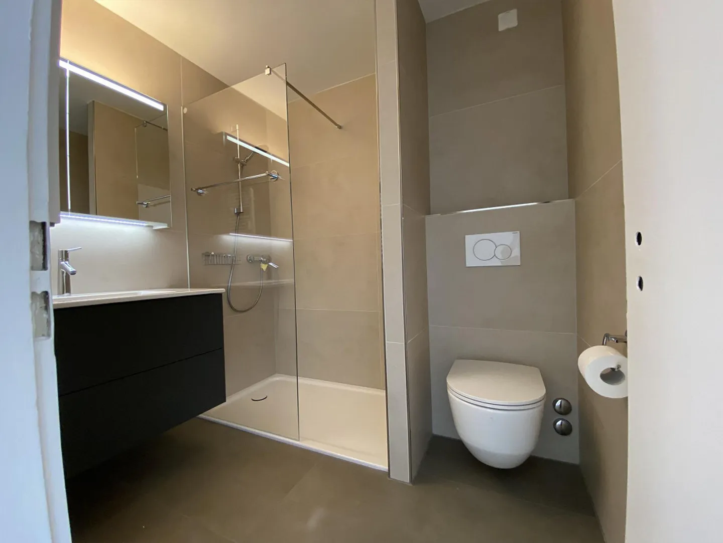 Appartement penthouse de 4 pièces fraîchement rénové avec vue imprenable sur le lac - Photo 15 sur 27